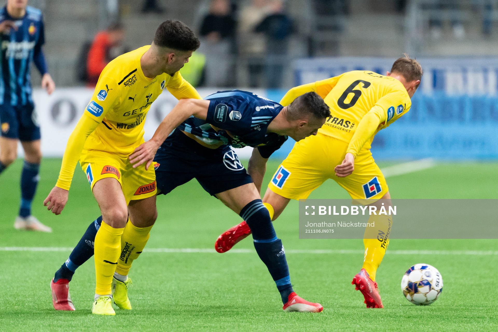 Djurgårdens Haris Radetinac i kamp med Halmstads Edvin Kurtulus och Joel Allansson under fotbollsmatchen i Allsvenskan mellan Djurgården och Halmstad den 6 november 2021 i Stockholm.