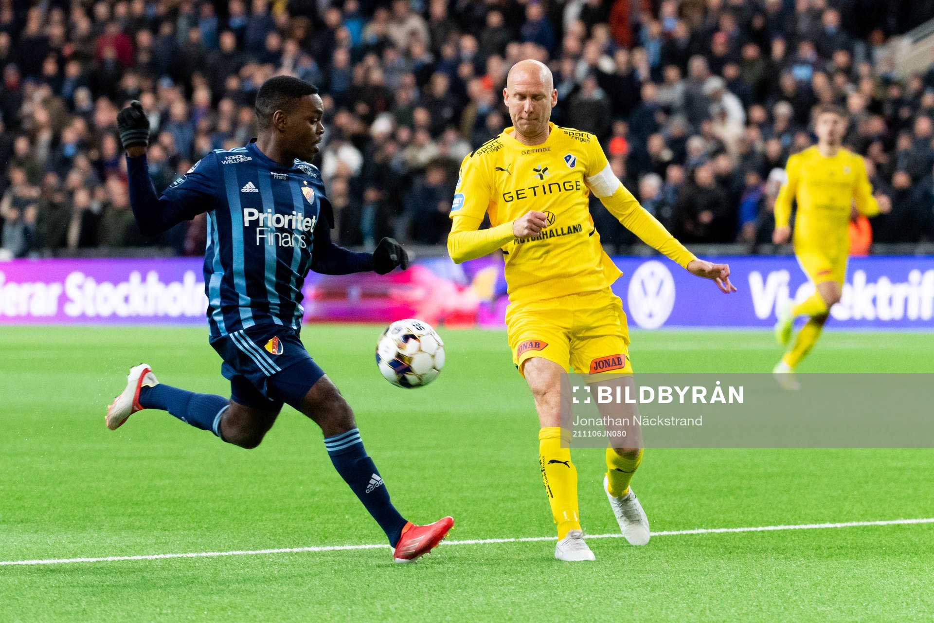 Djurgårdens Joel Asoro och  Halmstads Andreas Johansson