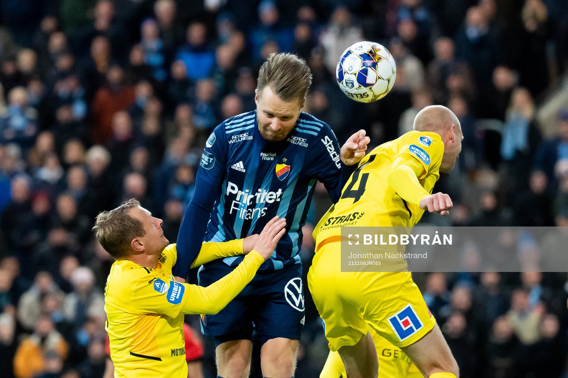 Djurgårdens Jacob Une Larsson i  kamp med Halmstads Joel