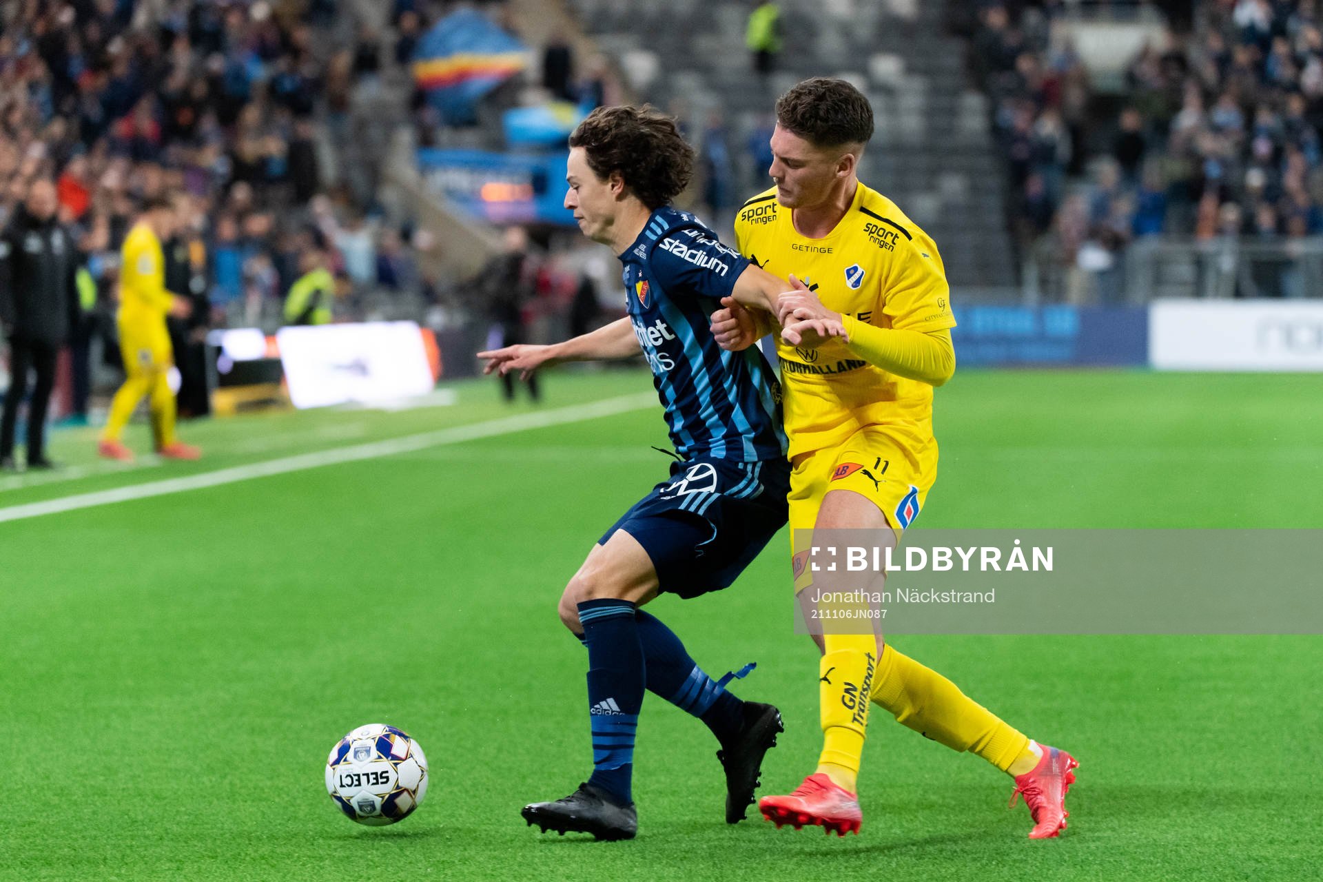 Djurgårdens Leo Cornic och Halmstads Samuel Kroon