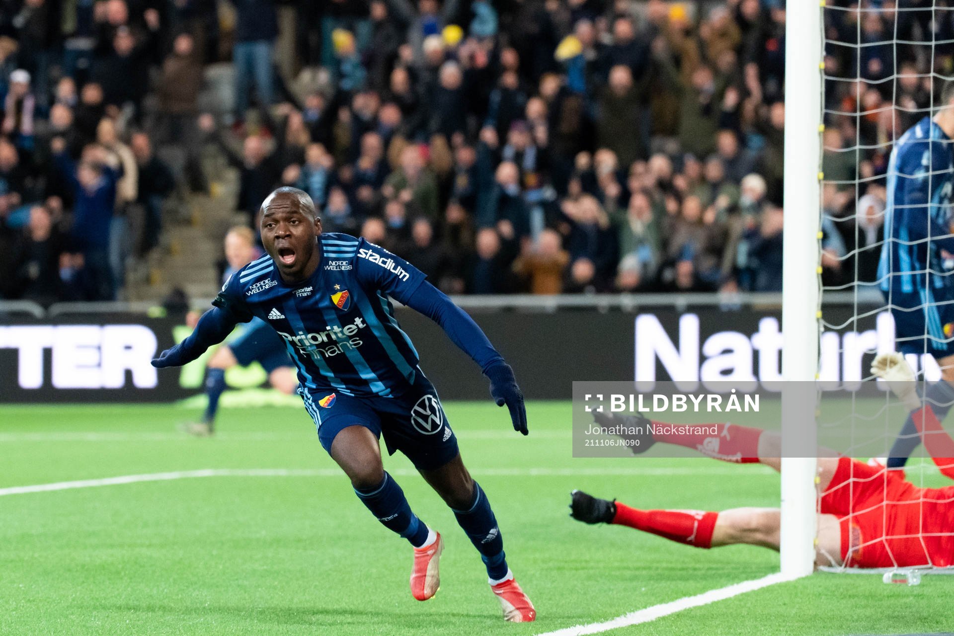 Djurgårdens Edward Chilufya jublar efter att han gjort 1-0 under fotbollsmatchen i Allsvenskan mellan Djurgården och Halmstad den 6 november 2021 i Stockholm.