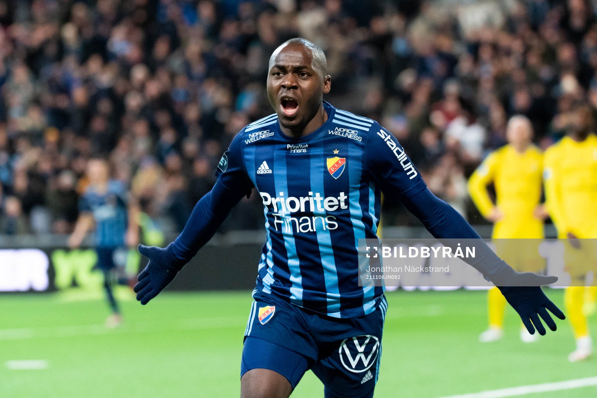 Djurgårdens Edward Chilufya jublar efter att han gjort 1-0 under fotbollsmatchen i Allsvenskan mellan Djurgården och Halmstad den 6 november 2021 i Stockholm.