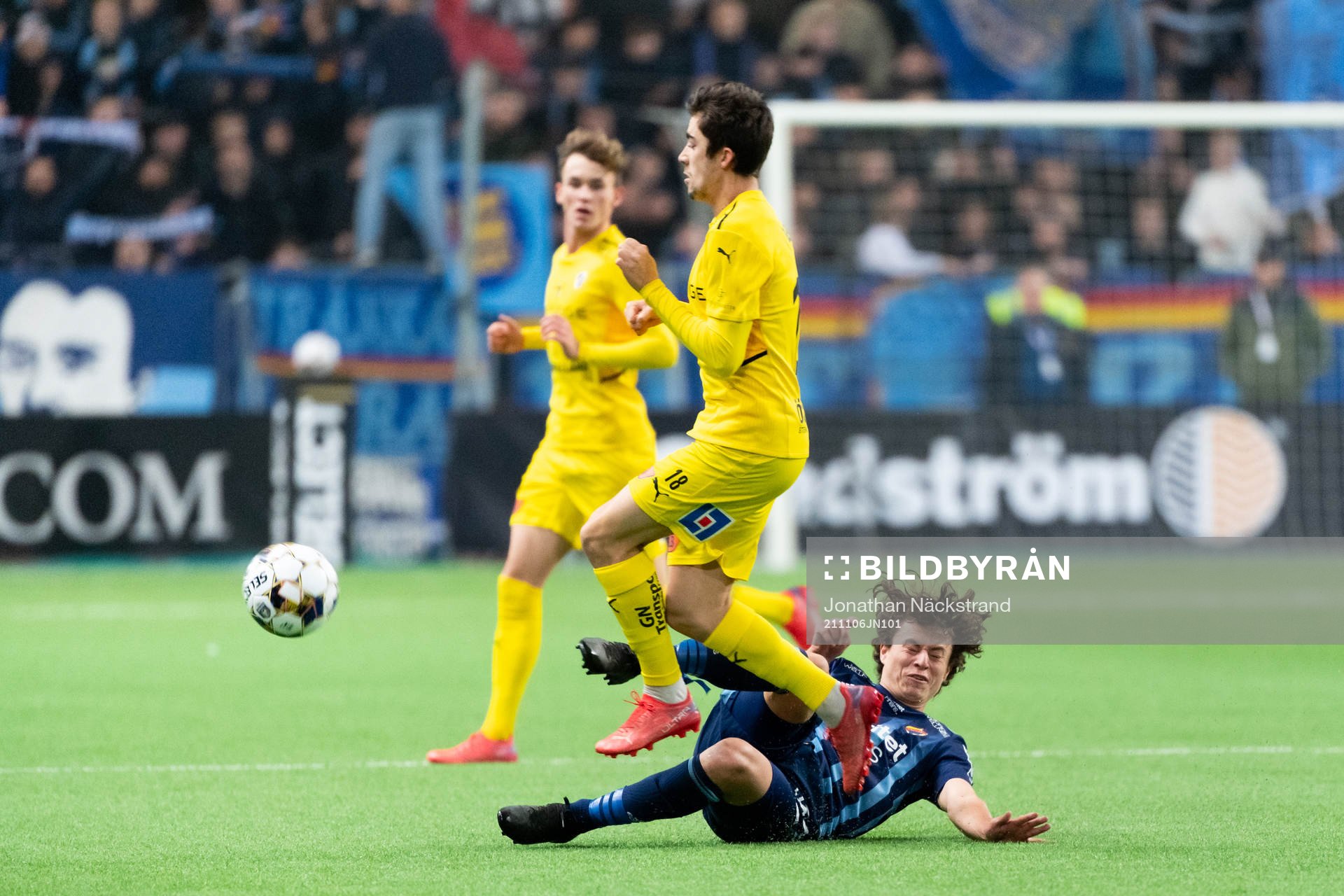 Halmstads Emil Tot Wikström och Djurgårdens Leo Cornic
