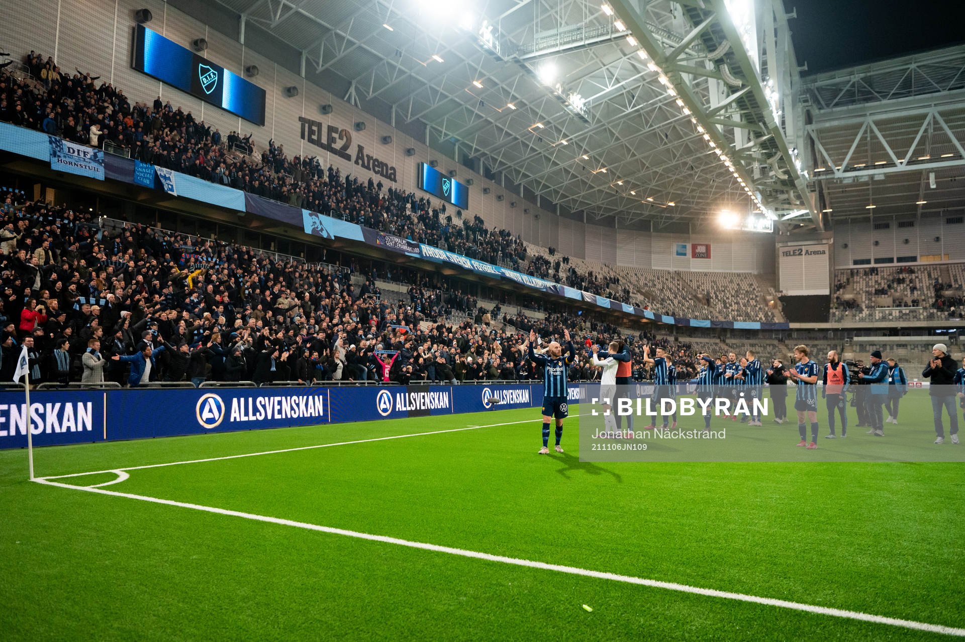 Djurgårdens spelare jublar och tackar publiken