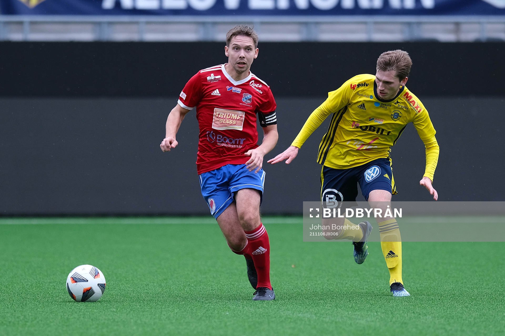 Sävedalens Wilmer Melander och Ängelholms Edvin Nilsson under fotbollsmatchen i Div 2 Västra Götaland mellan Sävedalen och Ängelholm den 6 november 2021 i Göteborg.