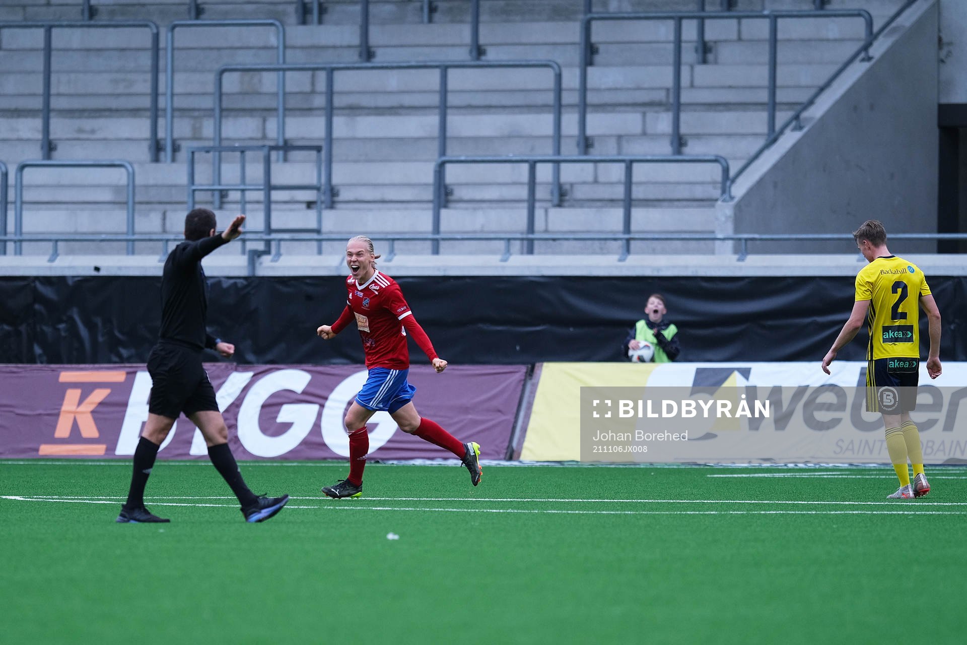 Sävedalens Jonathan Liljedahl firar 1-0