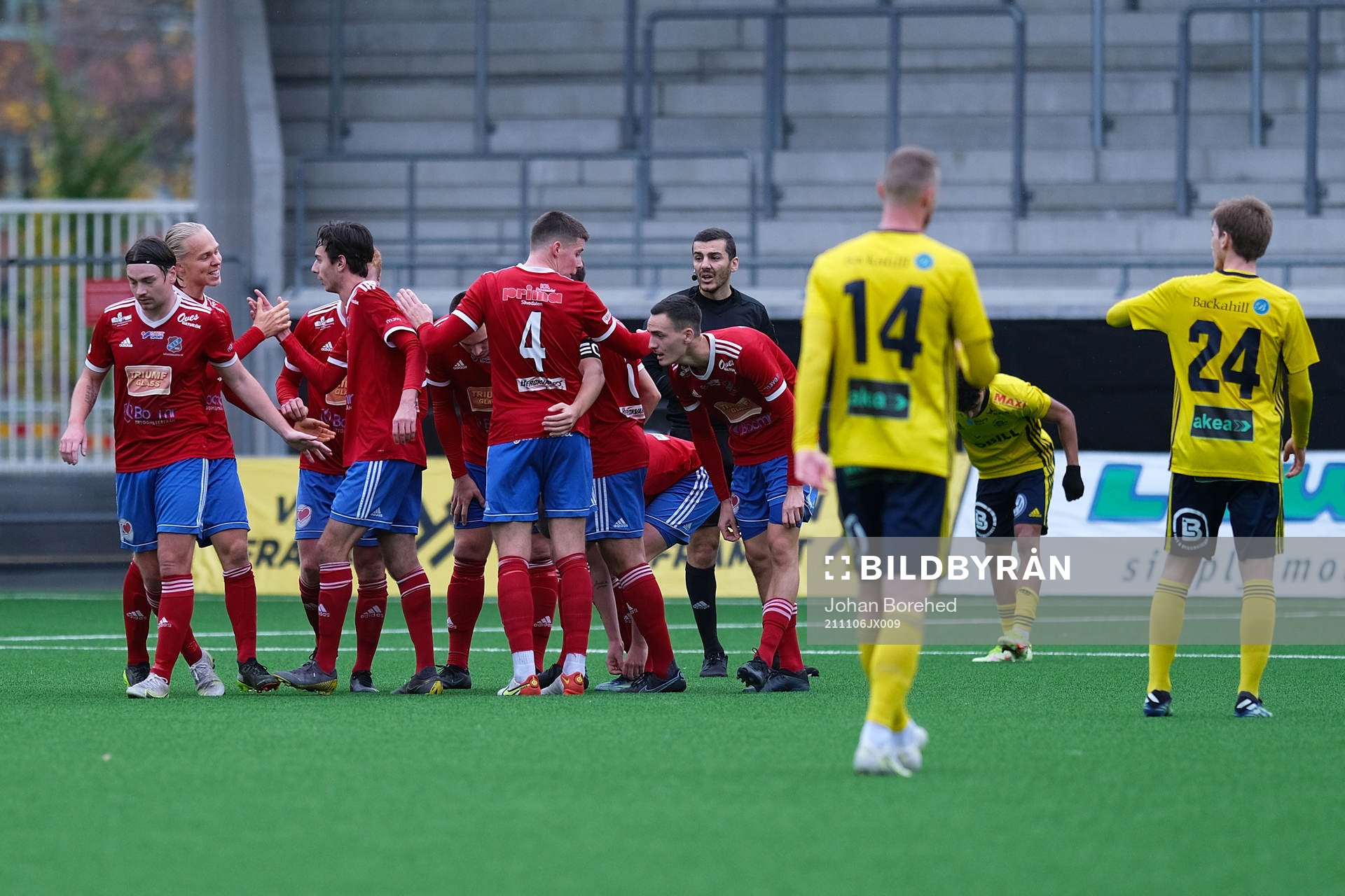 Sävedalen firar 1-0 och Ängelholm under fotbollsmatchen i Div 2 Västra Götaland mellan Sävedalen och Ängelholm den 6 november 2021 i Göteborg.