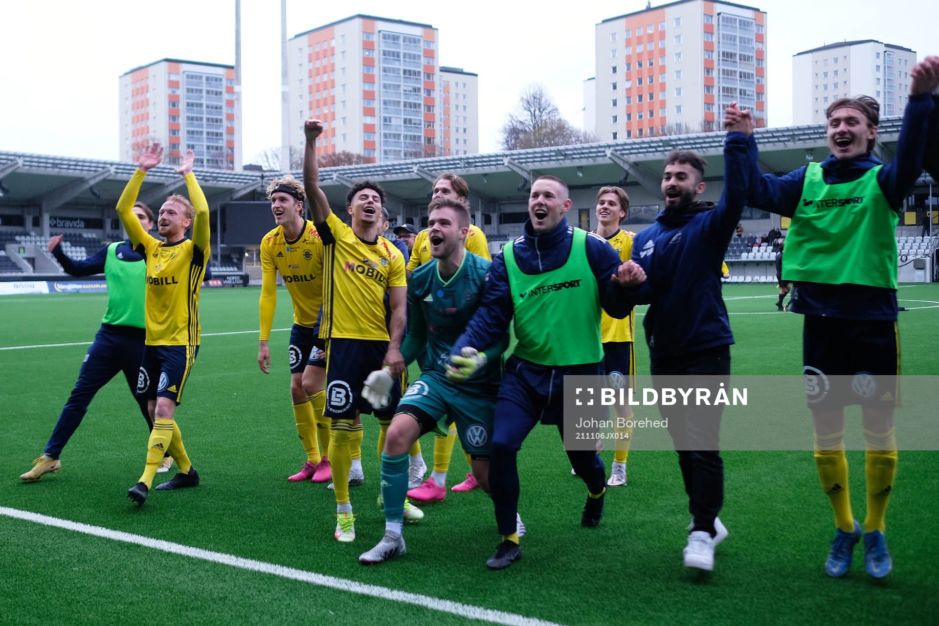 Ängelholm firar avancemanget till Division 1 under fotbollsmatchen i Div 2 Västra Götaland mellan Sävedalen och Ängelholm den 6 november 2021 i Göteborg.