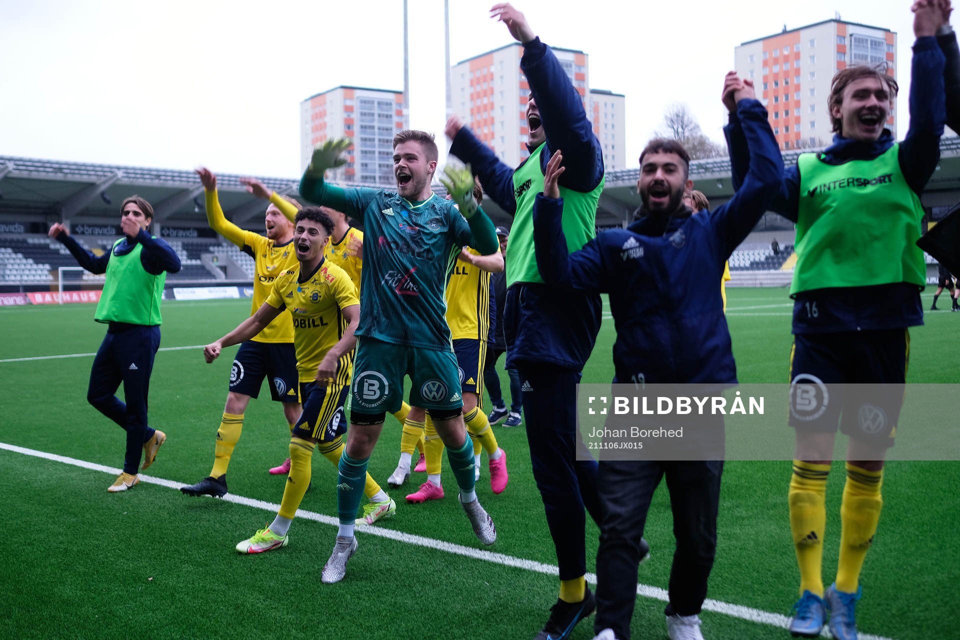 Ängelholm firar avancemanget till Division 1 under fotbollsmatchen i Div 2 Västra Götaland mellan Sävedalen och Ängelholm den 6 november 2021 i Göteborg.