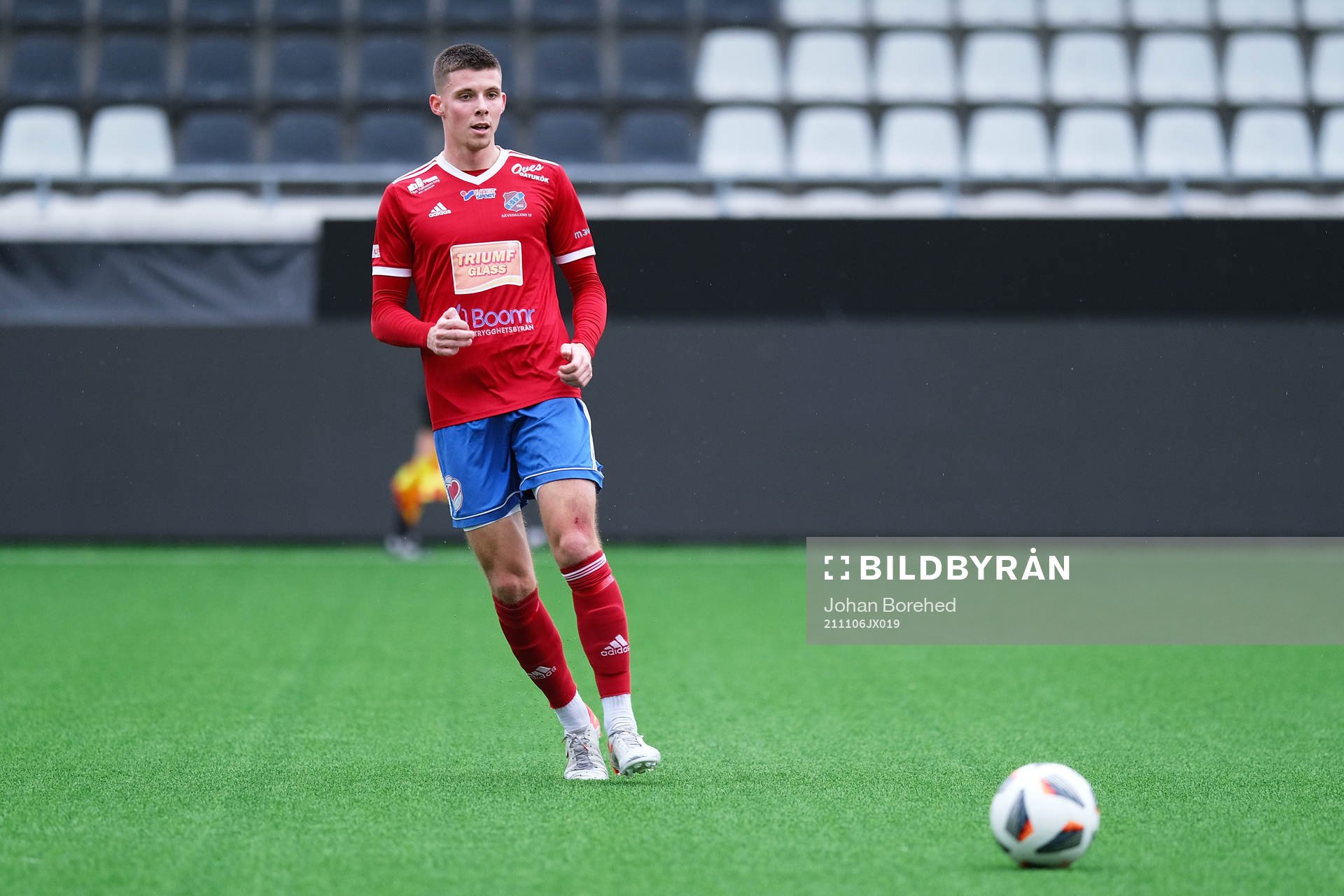 Sävedalens Emil Ursholm under fotbollsmatchen i Div 2 Västra Götaland mellan Sävedalen och Ängelholm den 6 november 2021 i Göteborg.