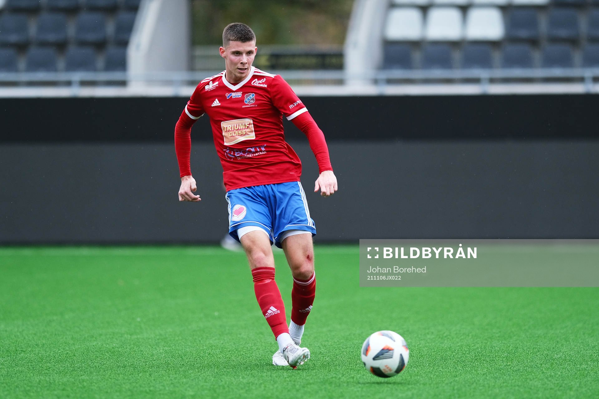 Sävedalens Emil Ursholm under fotbollsmatchen i Div 2 Västra Götaland mellan Sävedalen och Ängelholm den 6 november 2021 i Göteborg.