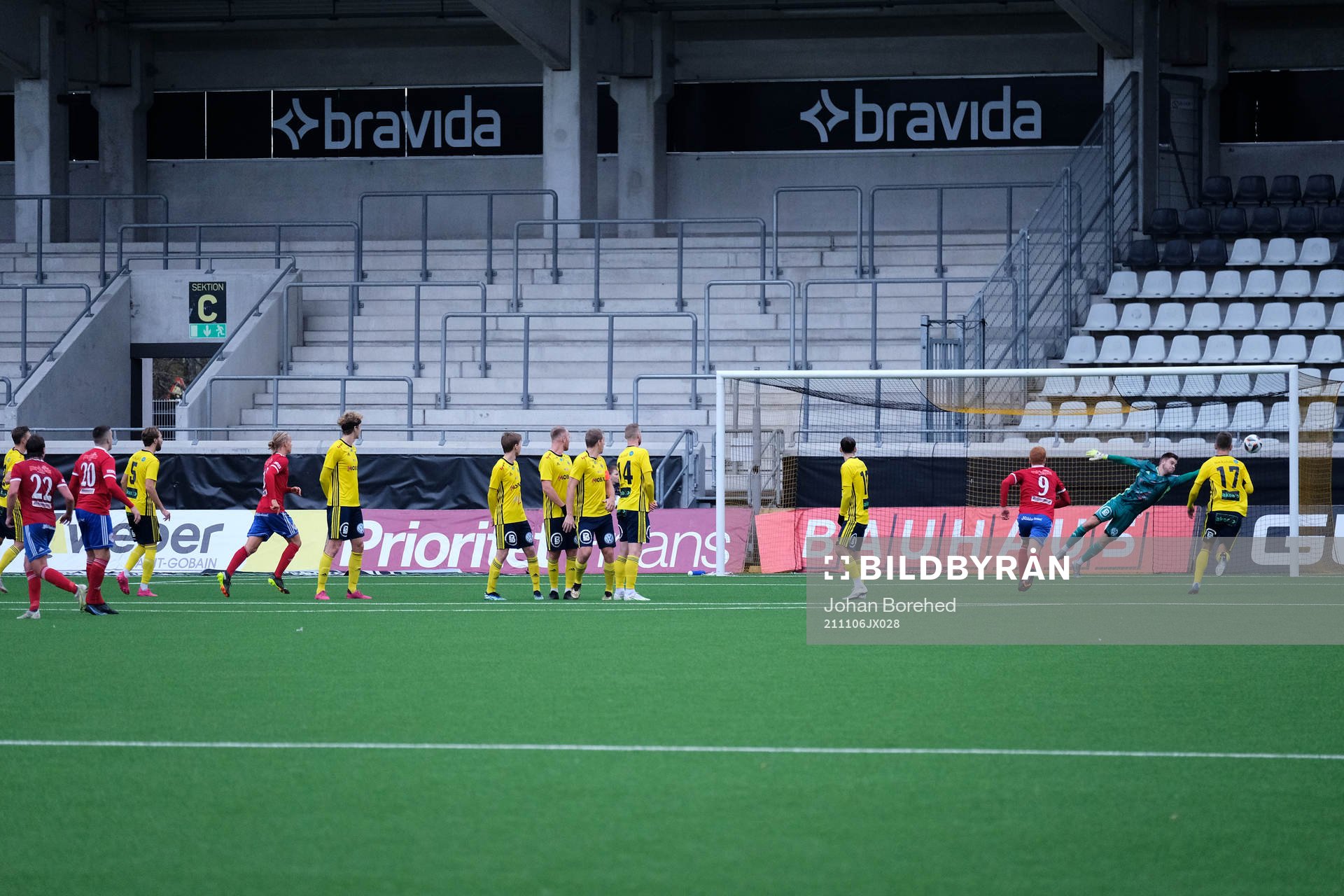 Sävedalens Anton Salihu gör 2-0 på frispark