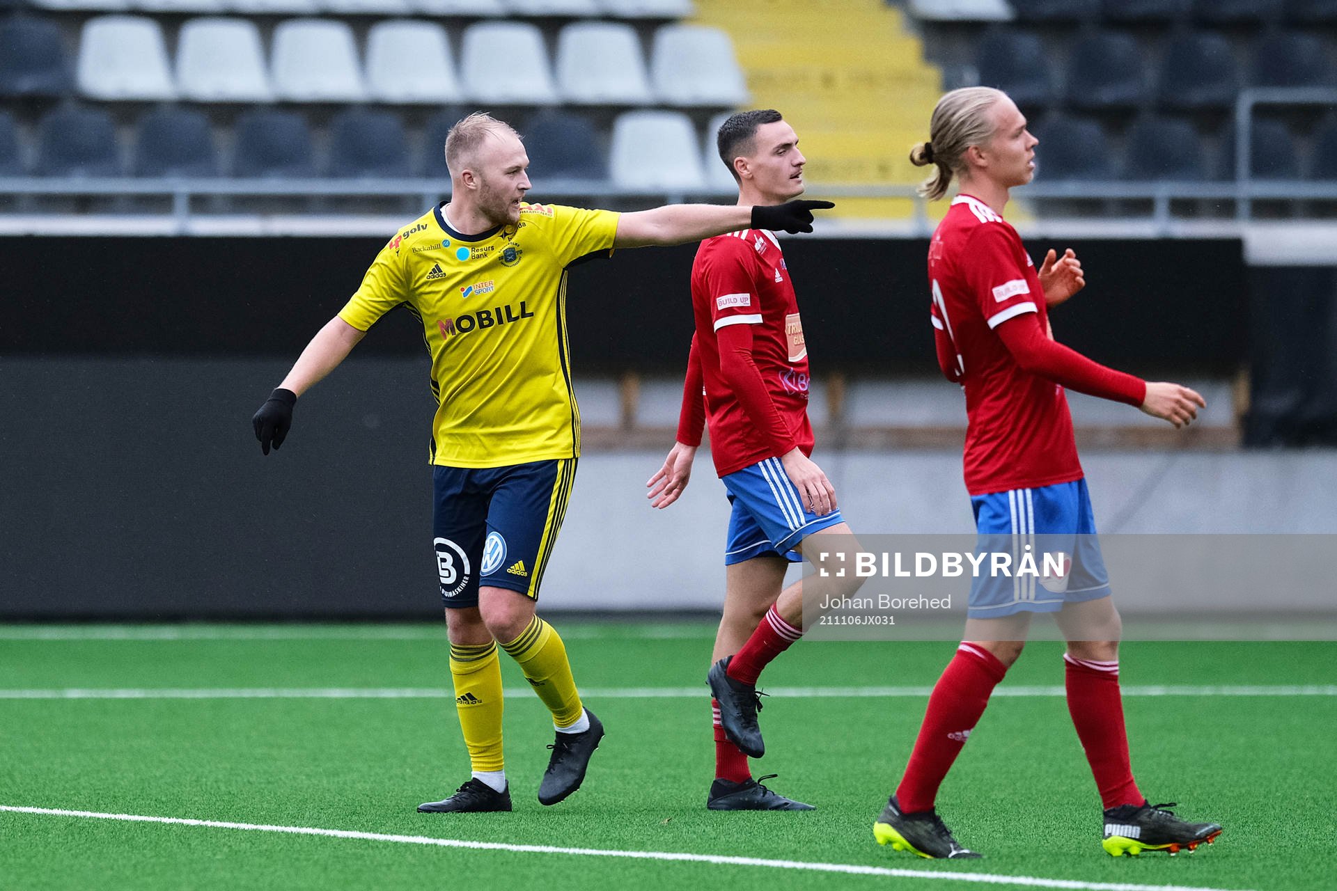 Ängelholms Christian Ljungberg firar reducering till 2-1 under fotbollsmatchen i Div 2 Västra Götaland mellan Sävedalen och Ängelholm den 6 november 2021 i Göteborg.