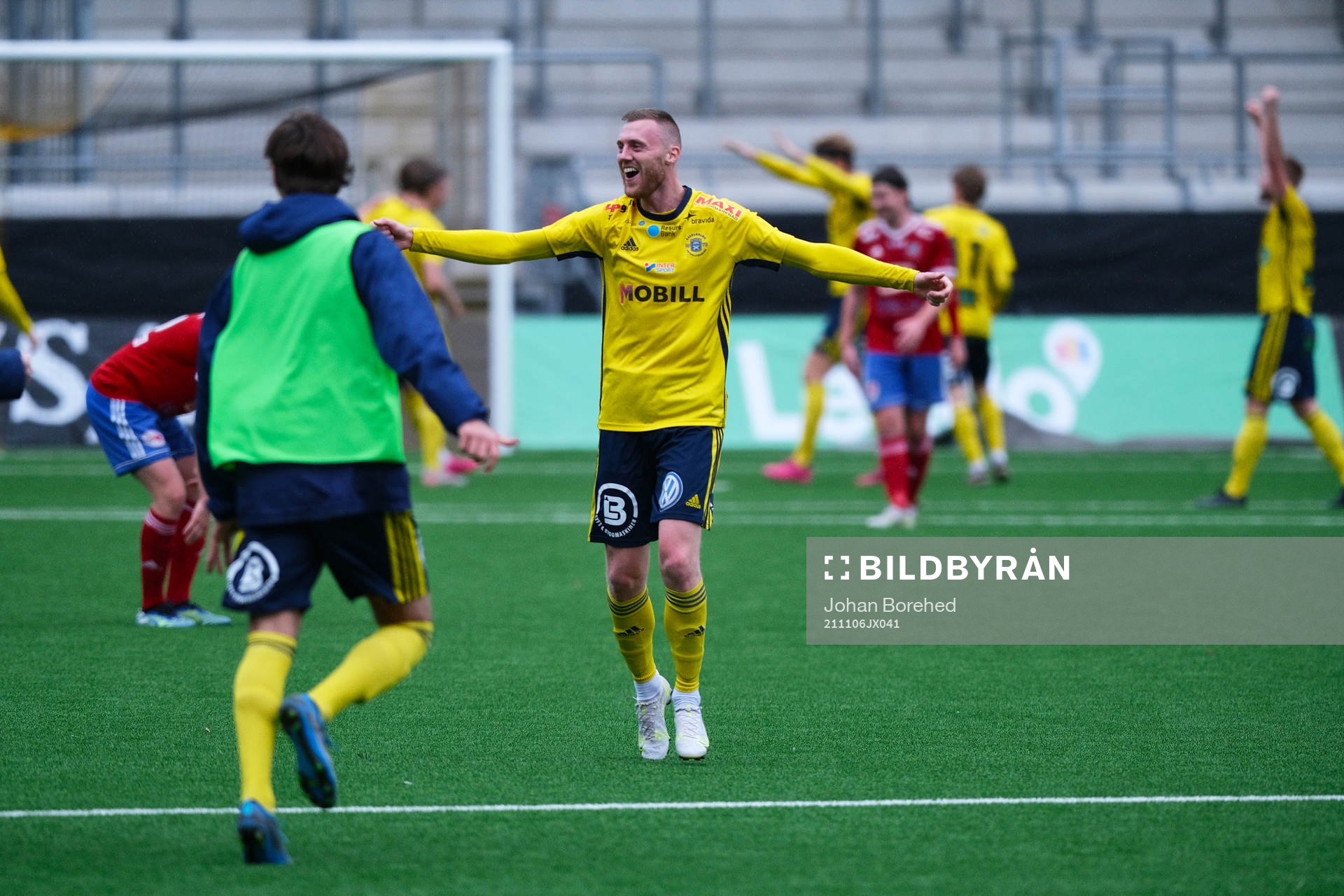 Ängelholms Anton Kinnander firar avancemanget till Division 1 under fotbollsmatchen i Div 2 Västra Götaland mellan Sävedalen och Ängelholm den 6 november 2021 i Göteborg.