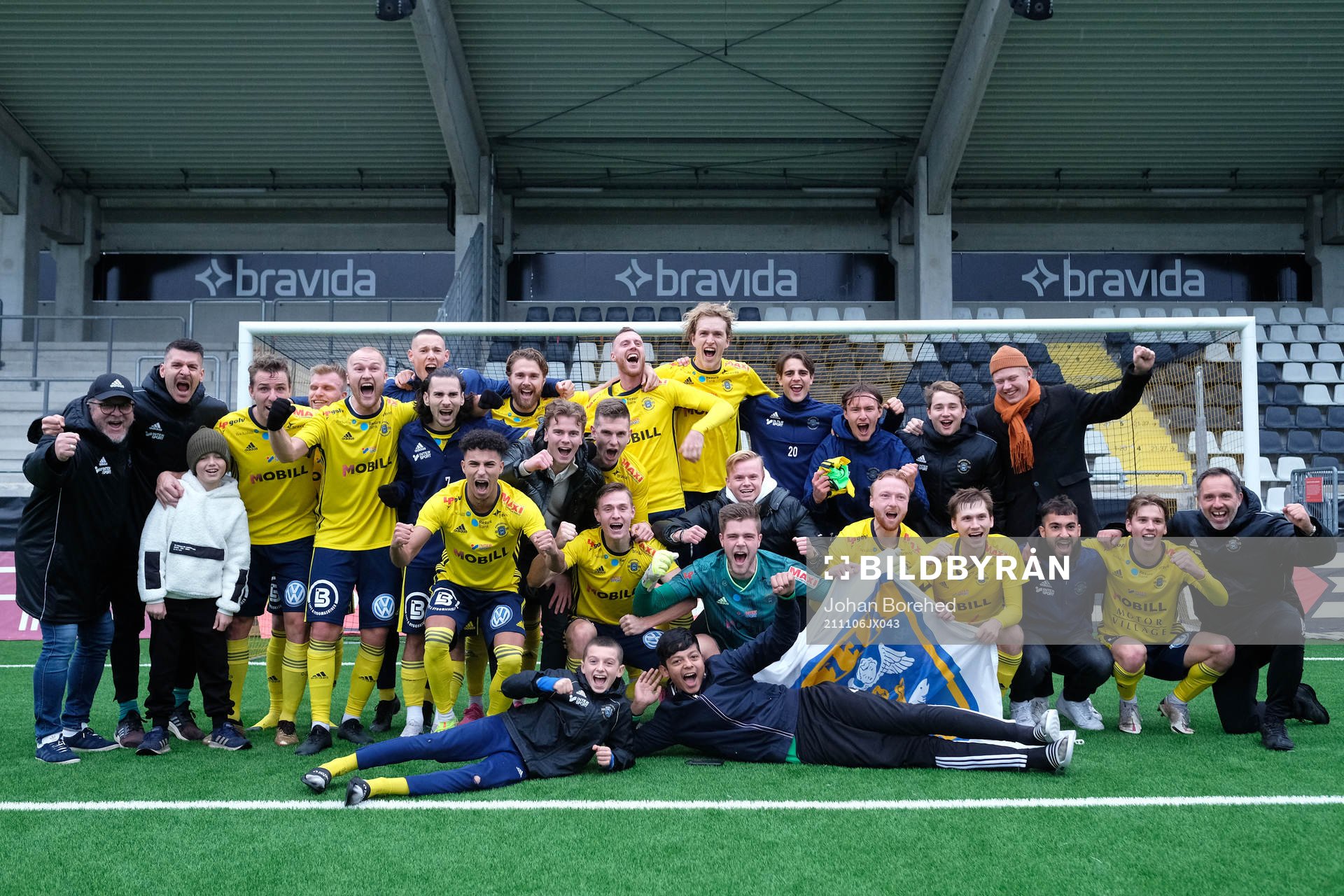 Ängelholm firar avancemanget till Division 1 under fotbollsmatchen i Div 2 Västra Götaland mellan Sävedalen och Ängelholm den 6 november 2021 i Göteborg.