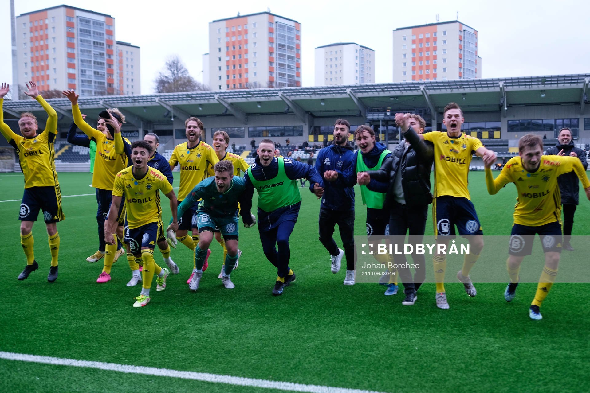 Ängelholm firar avancemanget till Division 1 under fotbollsmatchen i Div 2 Västra Götaland mellan Sävedalen och Ängelholm den 6 november 2021 i Göteborg.