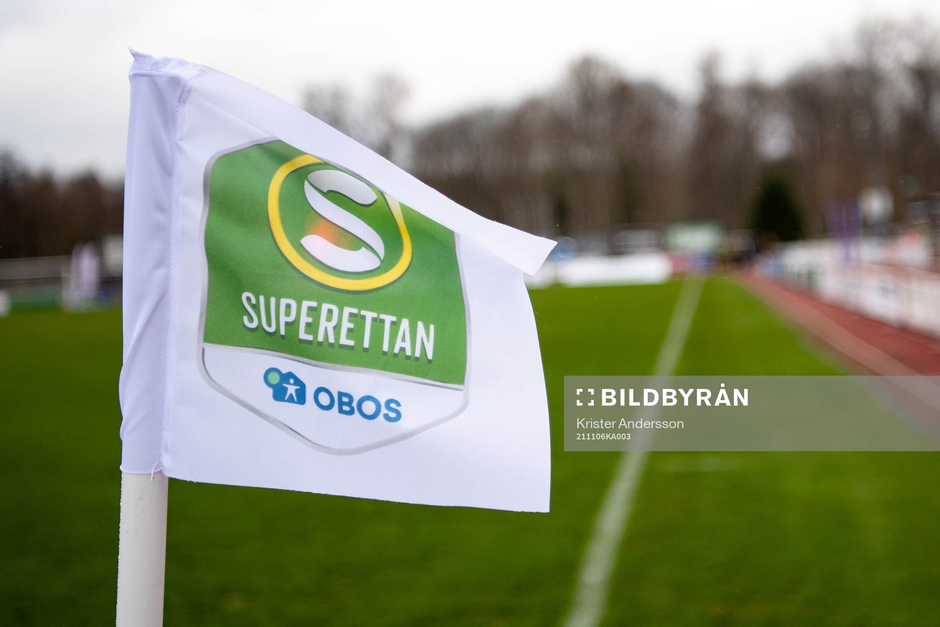 Flagga med Superettan före fotbollsmatchen i Superettan mellan Värnamo och Helsingborg den 6 november 2021 i Värnamo. 