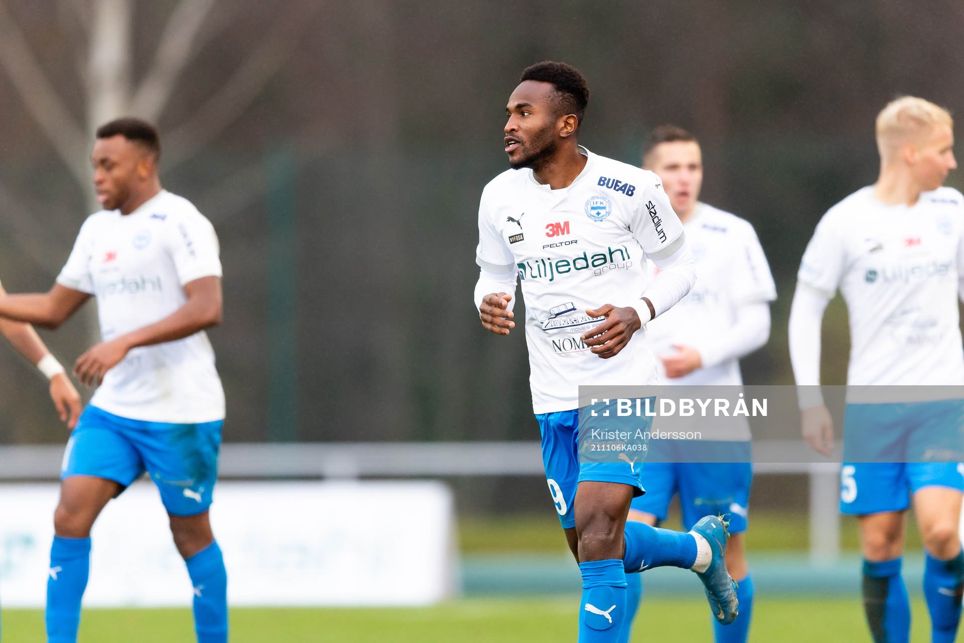 Värnamos Christian Moses jublar efter att han gjort 1-1 under fotbollsmatchen i Superettan mellan Värnamo och Helsingborg den 6 november 2021 i Värnamo.