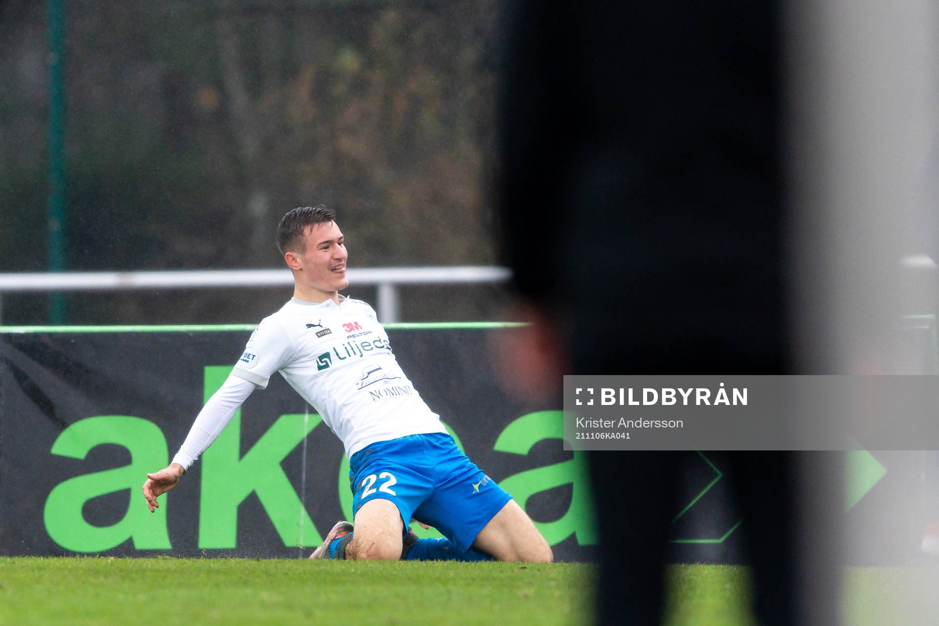 Värnamos Robin Dzabic jublar efter att han gjort 2-1 under fotbollsmatchen i Superettan mellan Värnamo och Helsingborg den 6 november 2021 i Värnamo.