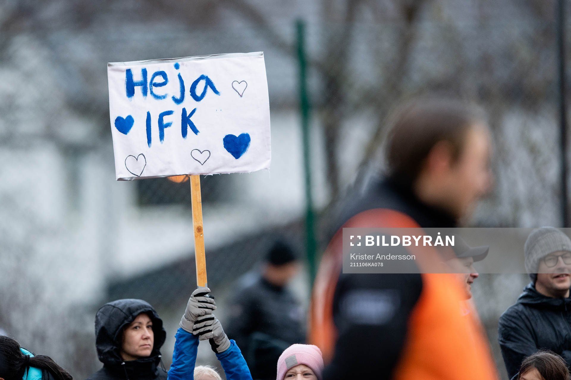 Skylt som hålls upp med texten ”Heja IFK”