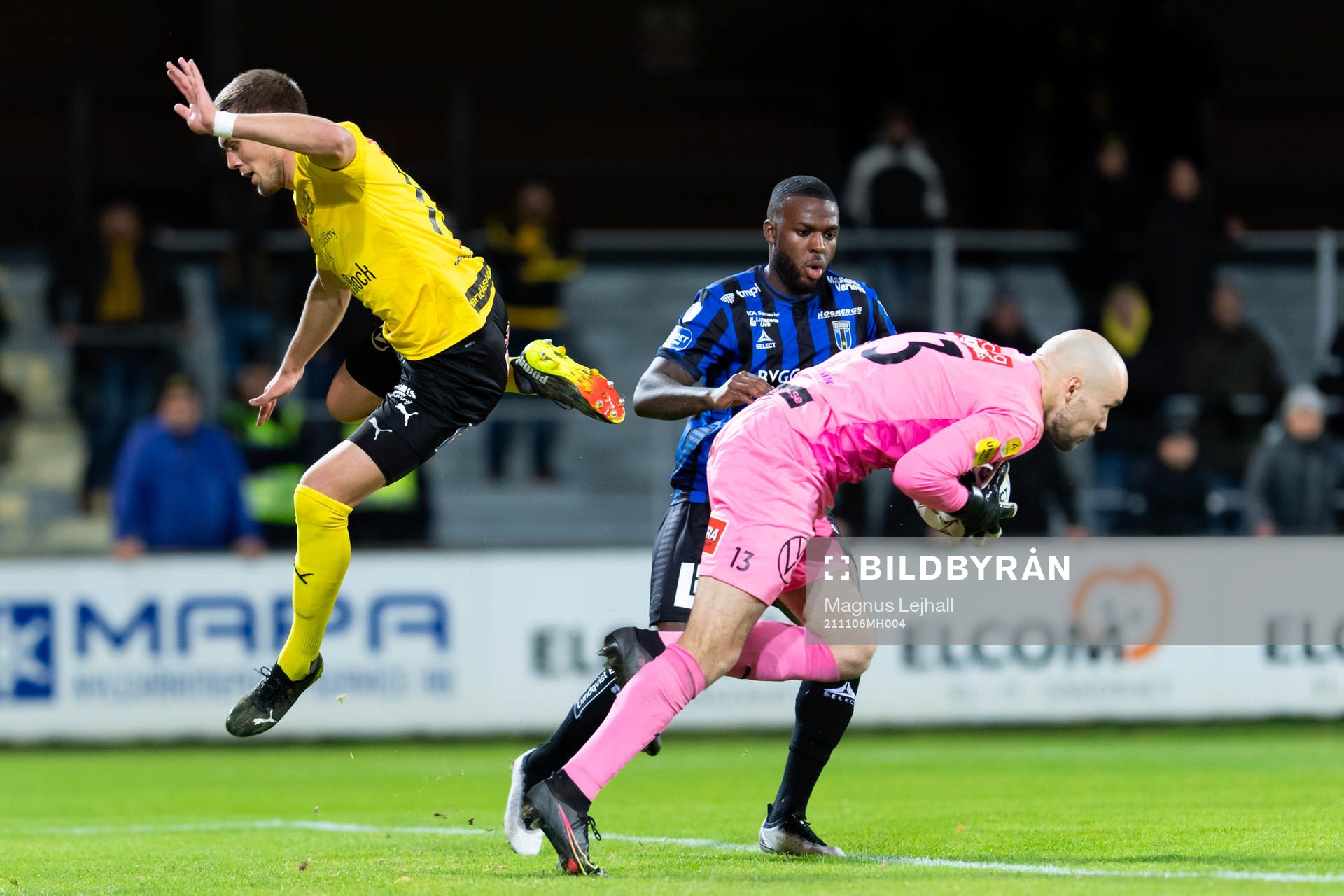 Mjällbys Ivan Kricak och målvakt Carl-Johan Eriksson