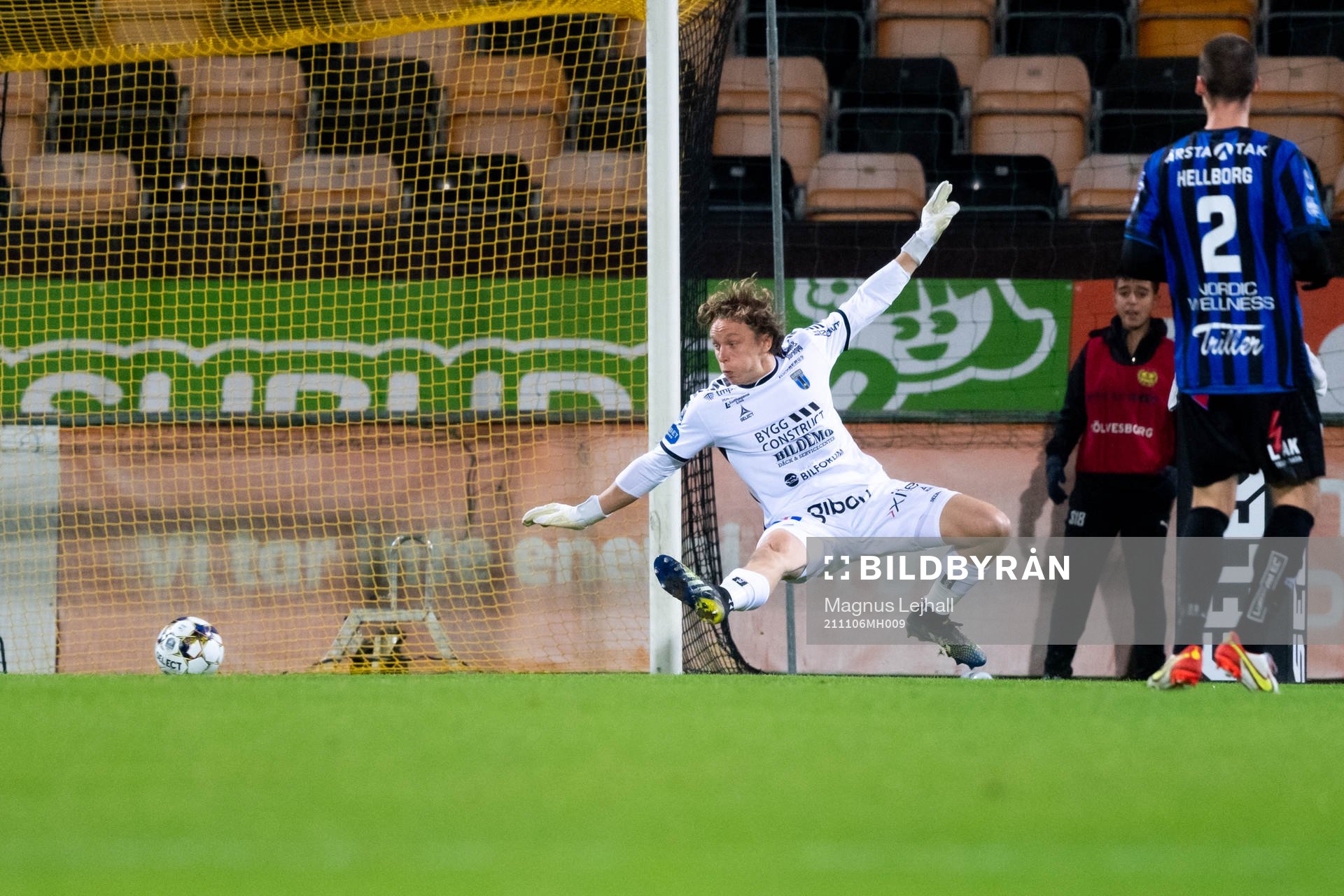 Sirius målvakt August Ahlin ser bollen gå i mål till 1-0