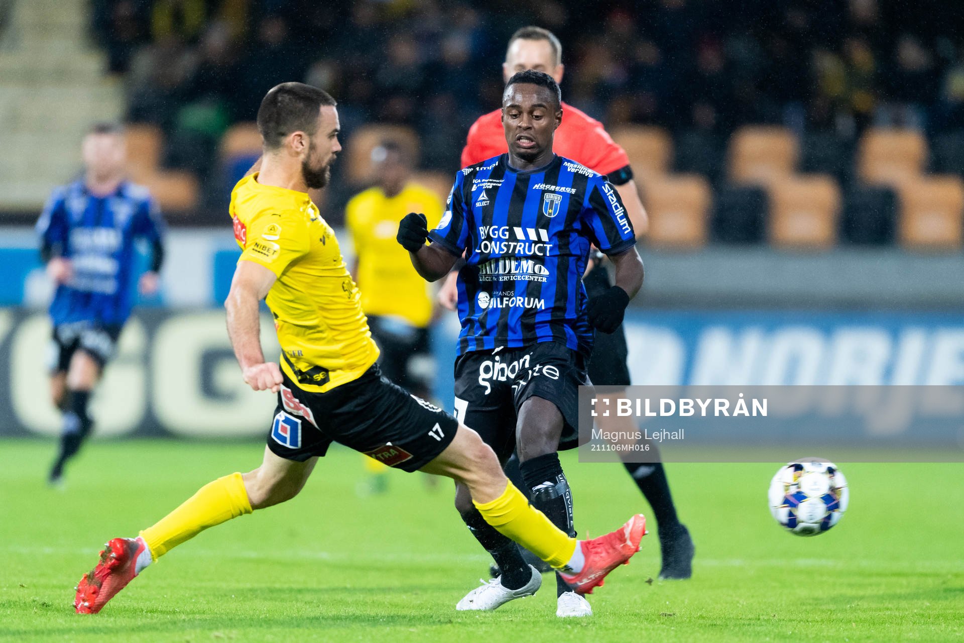 Mjällbys Carlos Moros Gracia och Sirius Nahom Girmai