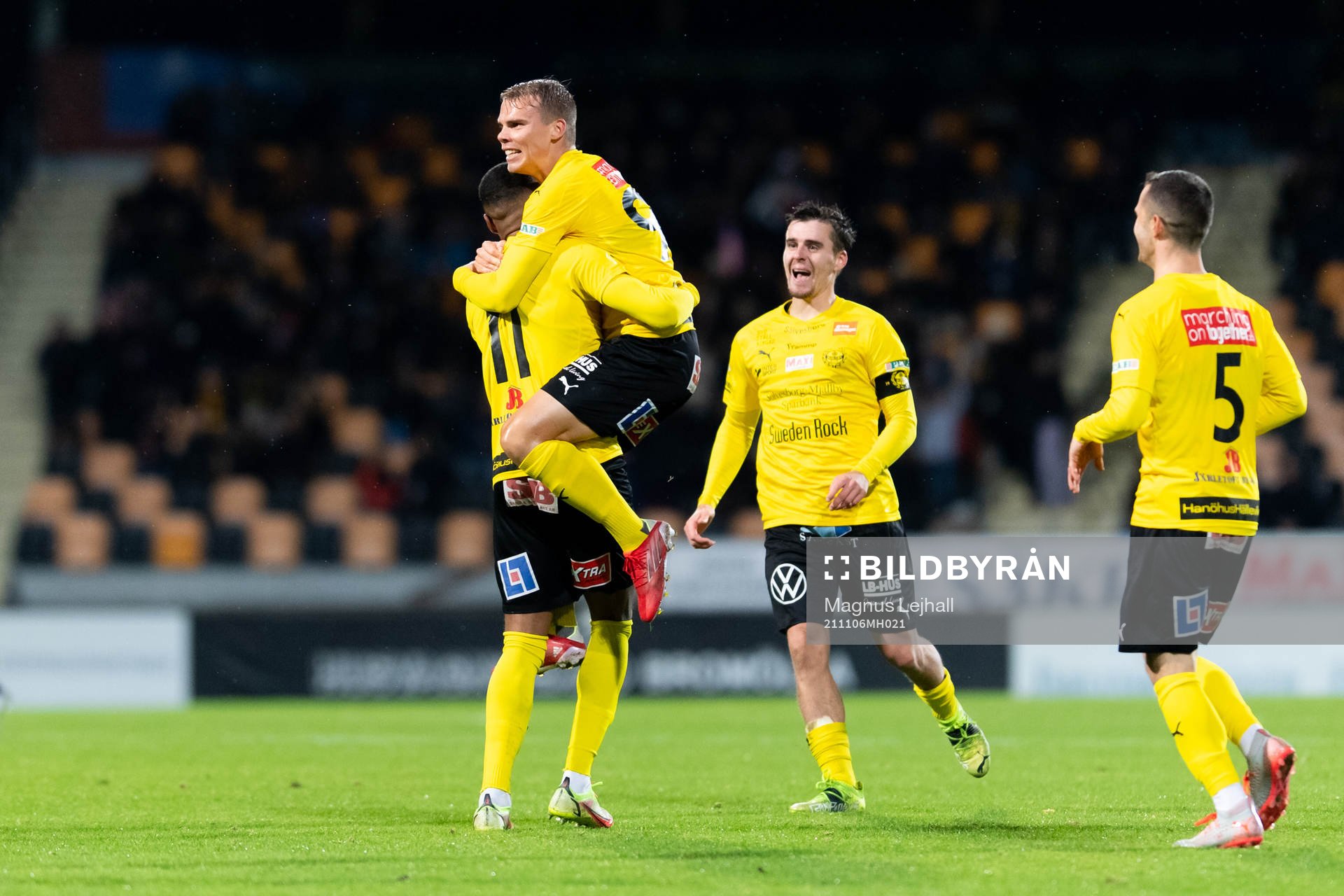 Mjällbys Amin Sarr jublar efter 2-0 under fotbollsmatchen i Allsvenskan mellan Mjällby och Sirius den 6 november 2021 i Hällevik. 