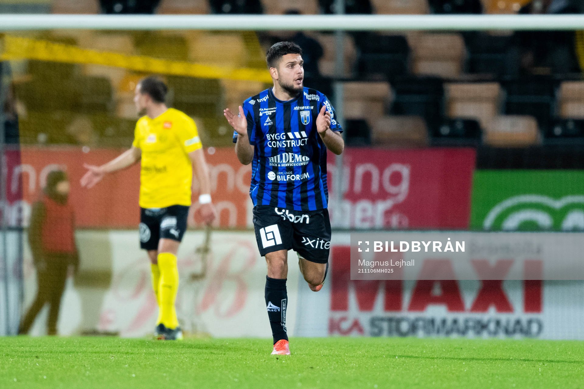Sirius Edi Sylisufaj jublar efter att Adam Ståhl (ej i bild) gjort 2-1 under fotbollsmatchen i Allsvenskan mellan Mjällby och Sirius den 6 november 2021 i Hällevik.