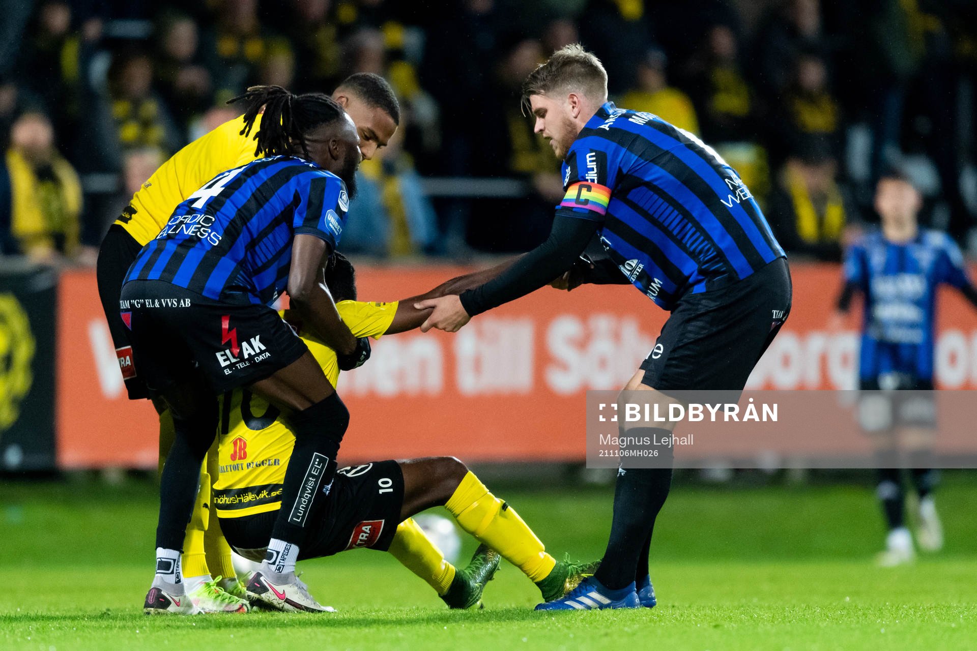 Sirius Joseph Colley och Marcus Mathisen hjälper Mjällbys
