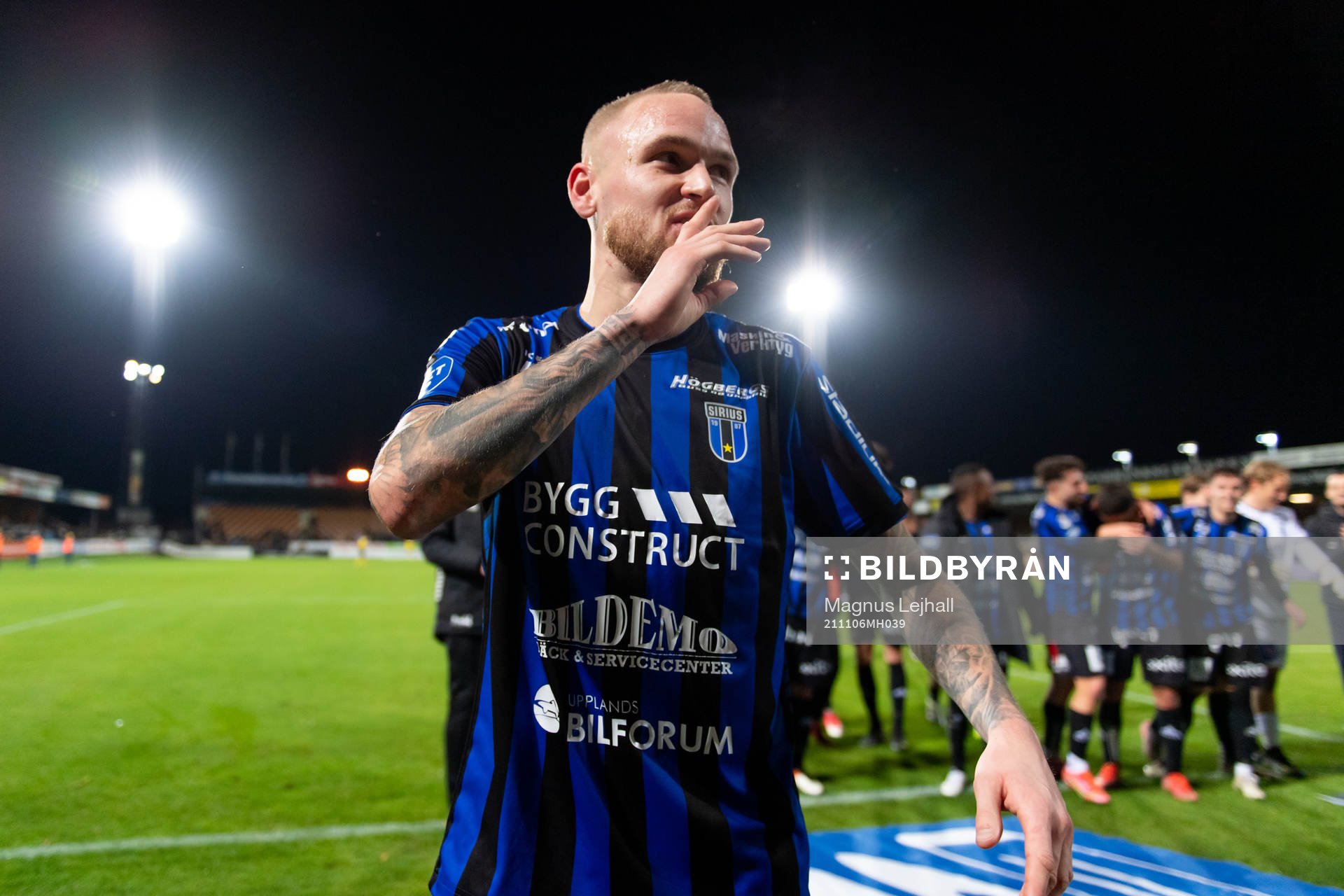 Sirius Adam Ståhl jublar efter fotbollsmatchen i Allsvenskan mellan Mjällby och Sirius den 6 november 2021 i Hällevik. 