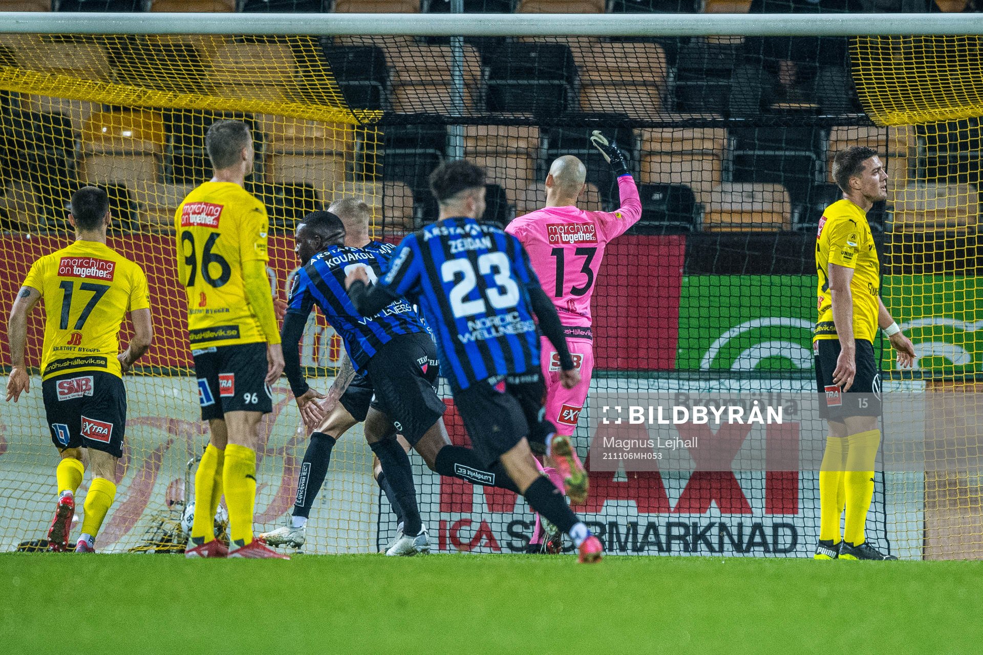 Mjällbys målvakt Carl-Johan Eriksson  och Ivan Kricak