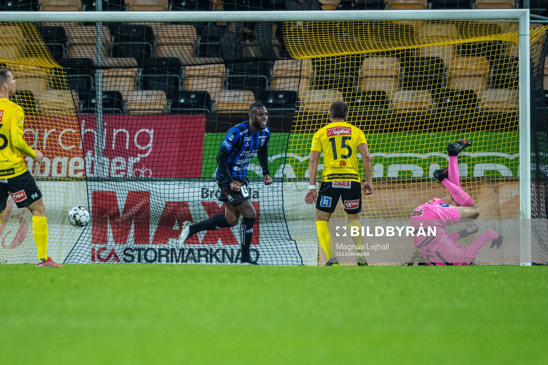 Sirius Edi Sylisufaj hat gjort 2-2 och Mjällbys målvakt