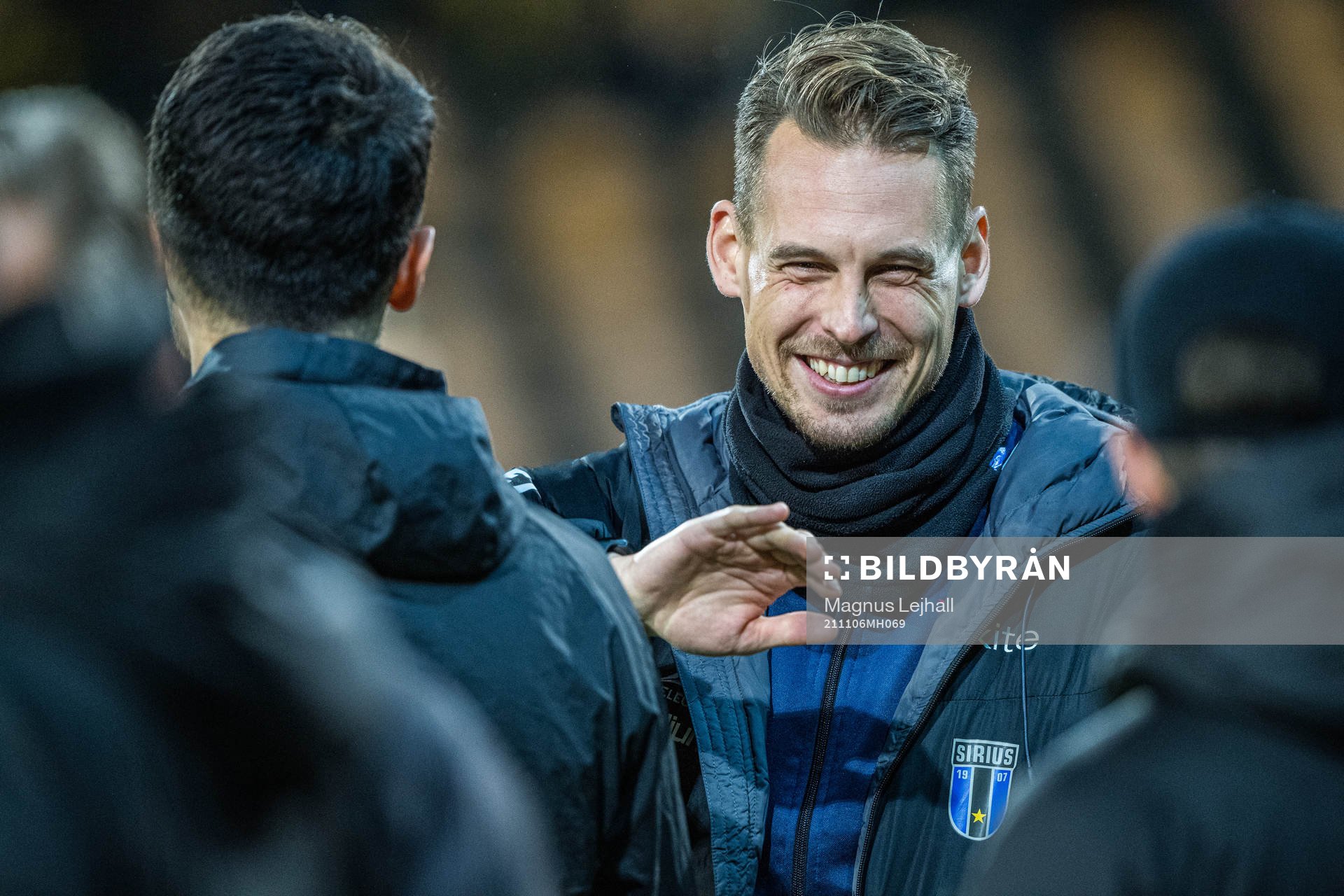 Sirius tränare Daniel Bäckström jublar under fotbollsmatchen i Allsvenskan mellan Mjällby och Sirius den 6 november 2021 i Hällevik. 