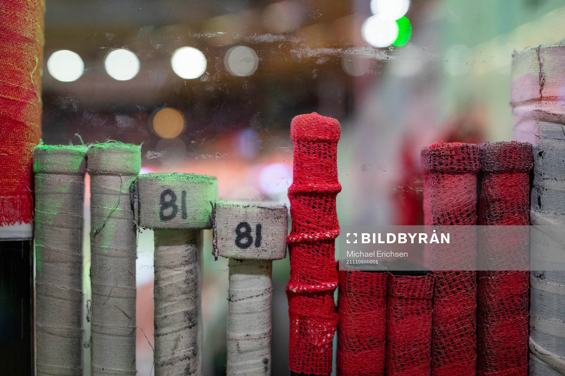 Frölunda spelares klubbor i båset innan ishockeymatchen i