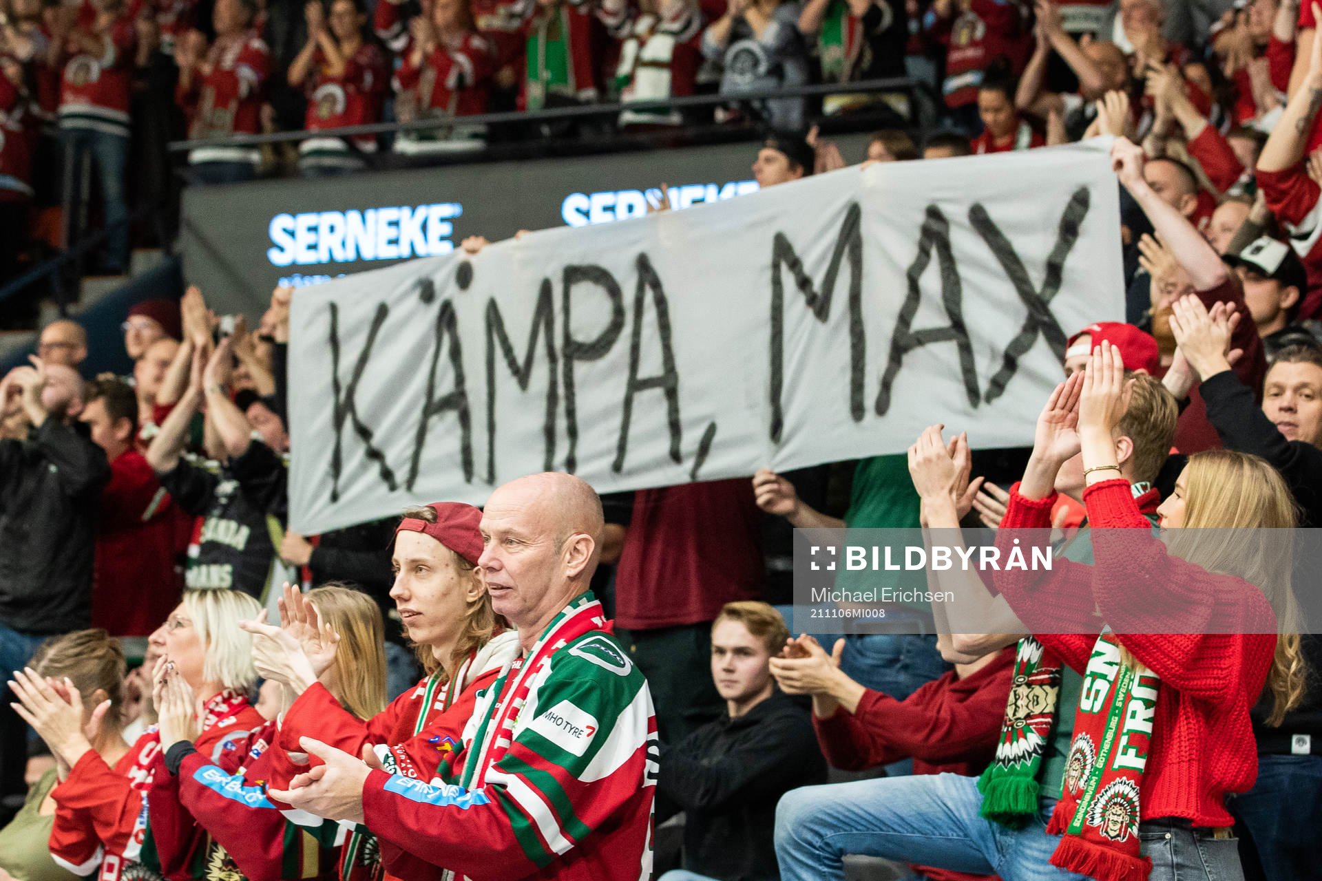 Frölundas supportrar med en skylt med texten ”Kämpa
