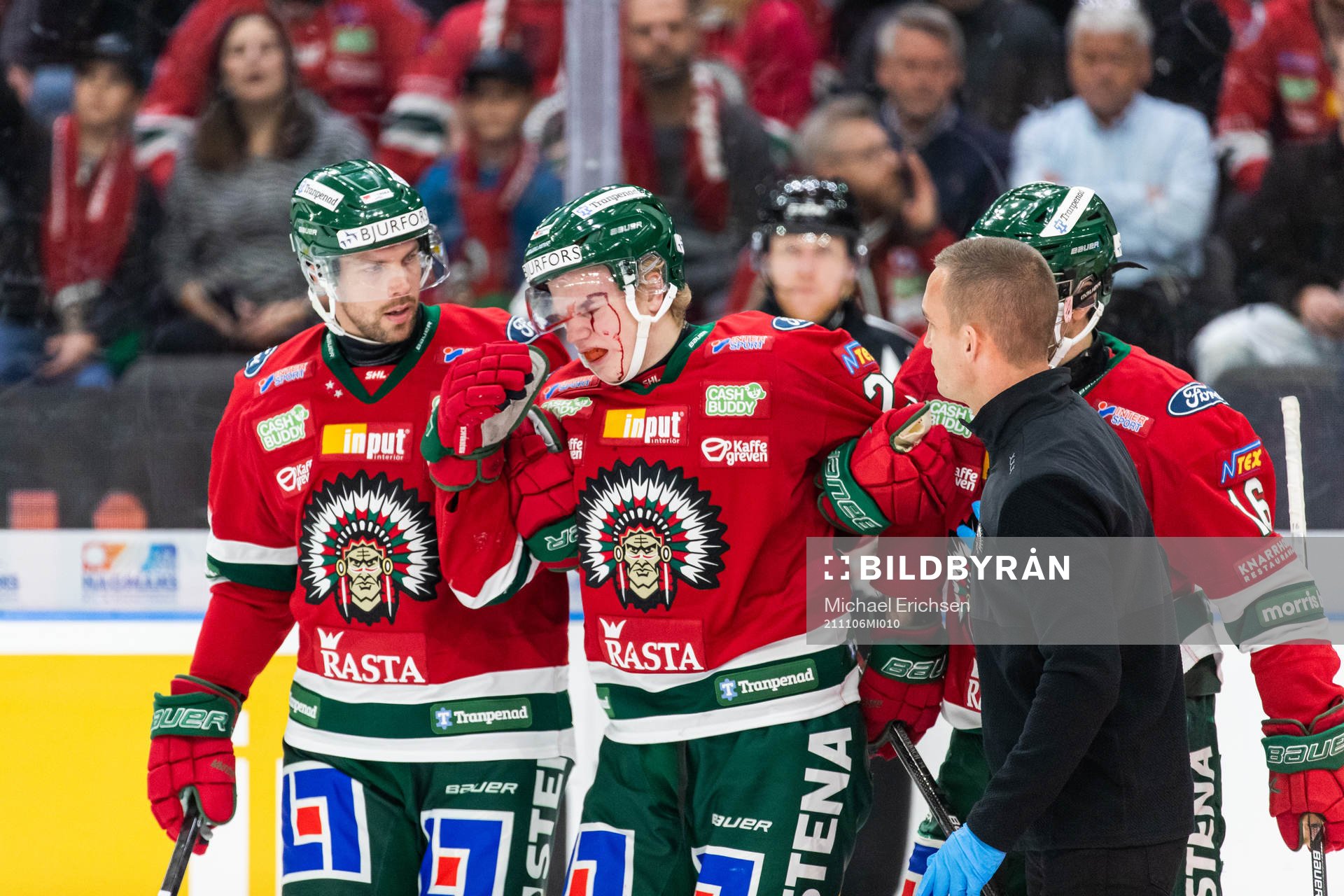 Frölundas Teodor Niederbach blöder från ansiktet och