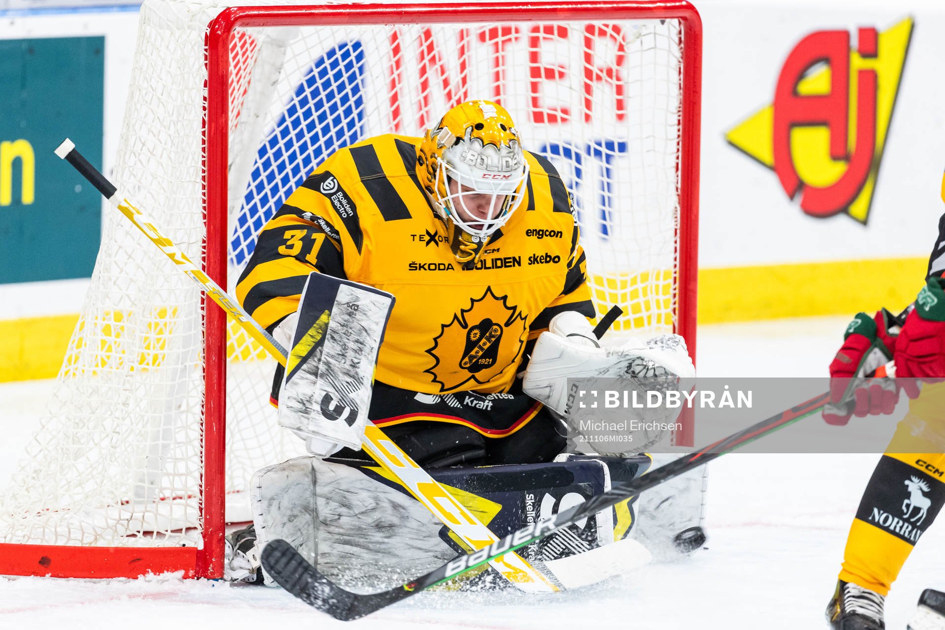 Skellefteås målvakt Strauss Mann med en räddning