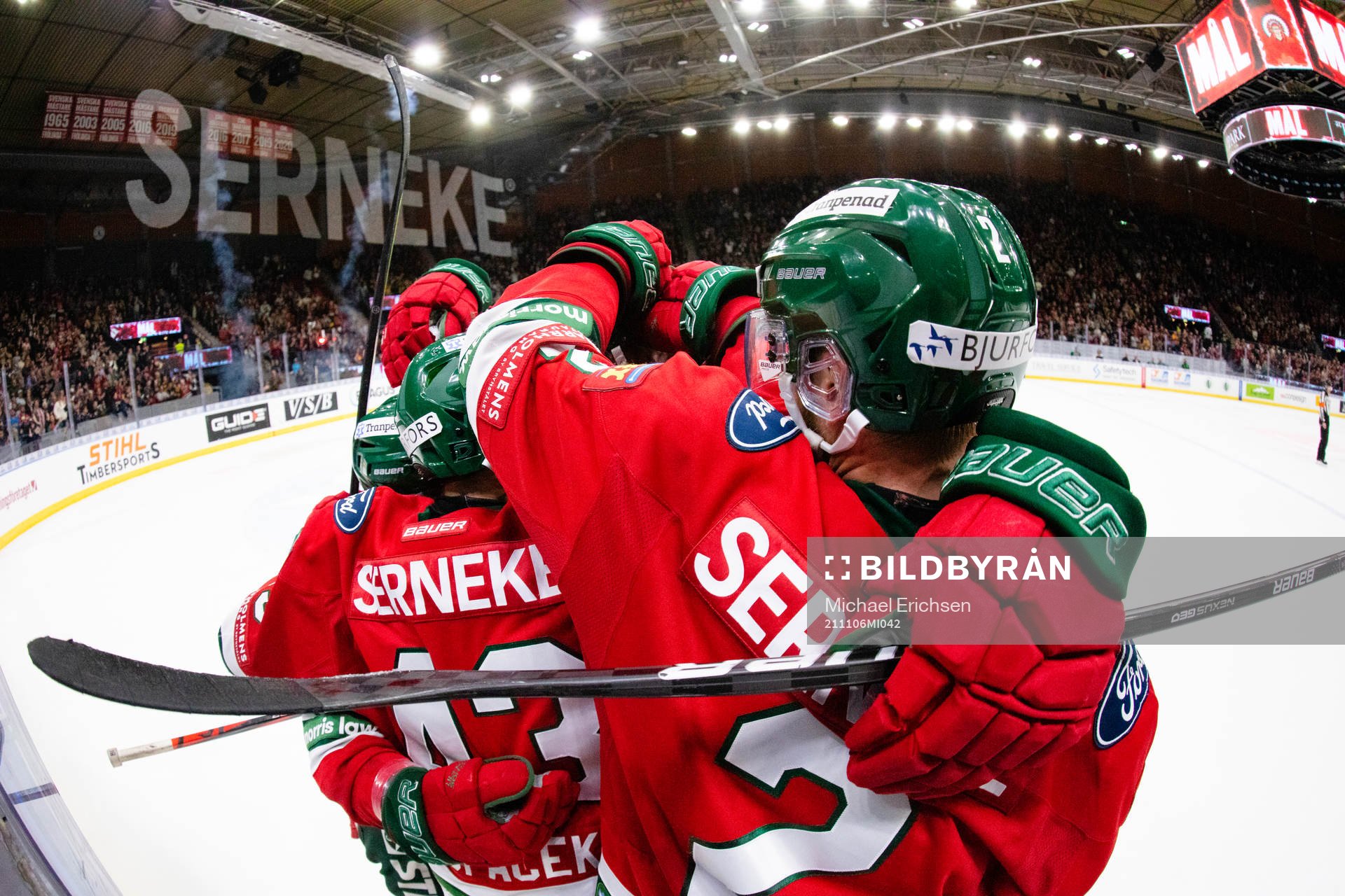 Frölundas Michael Spacek jublar med lagkamrater