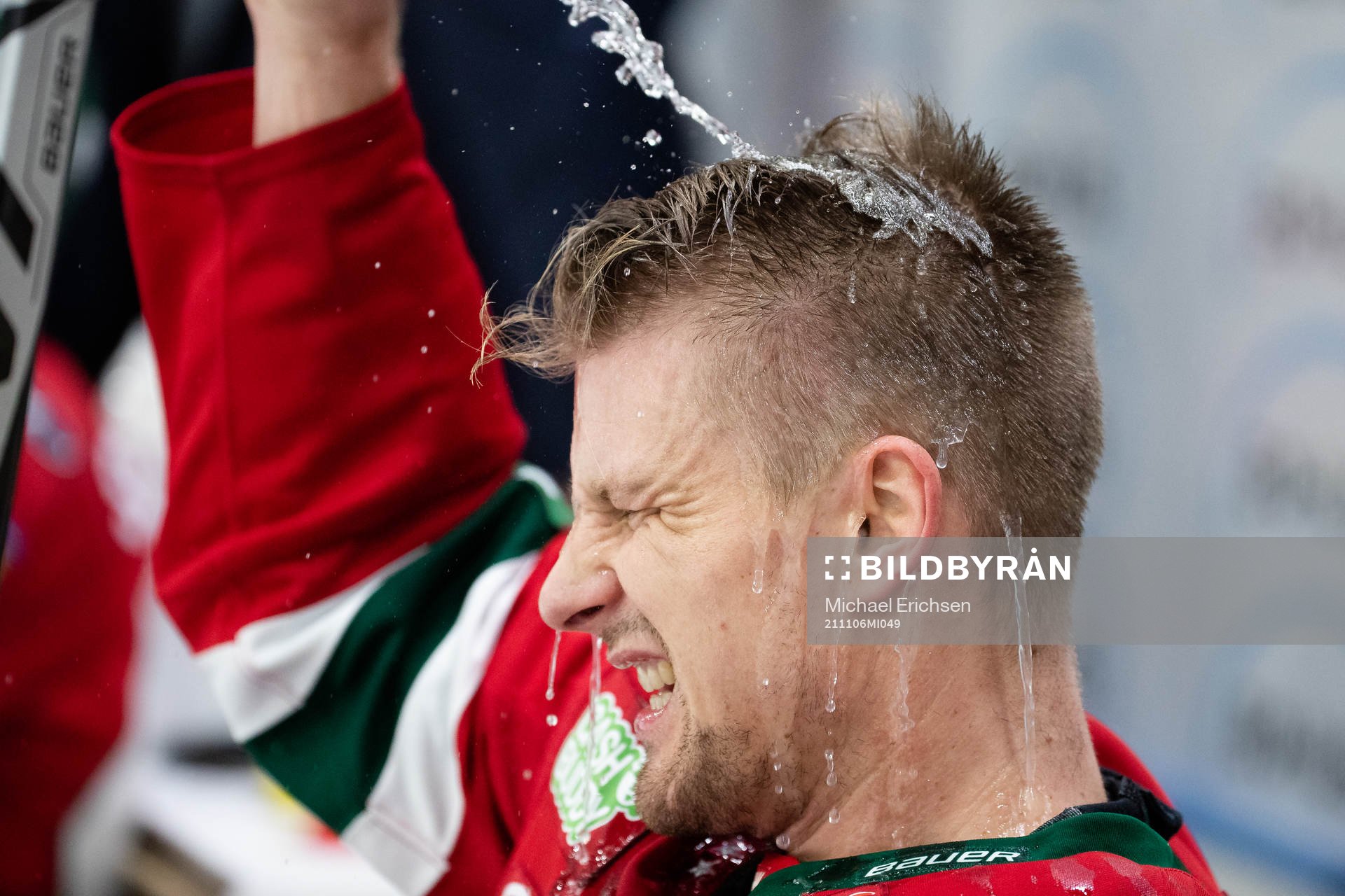 Frölundas Nicklas Lasu  häller vatten över sitt huvud