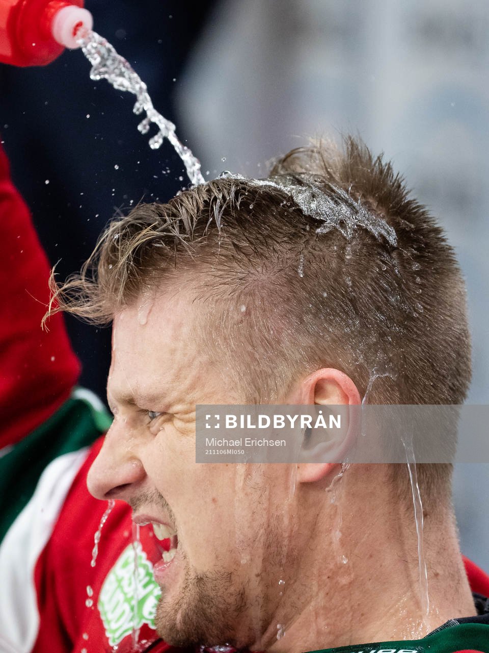 Frölundas Nicklas Lasu  häller vatten över sitt huvud