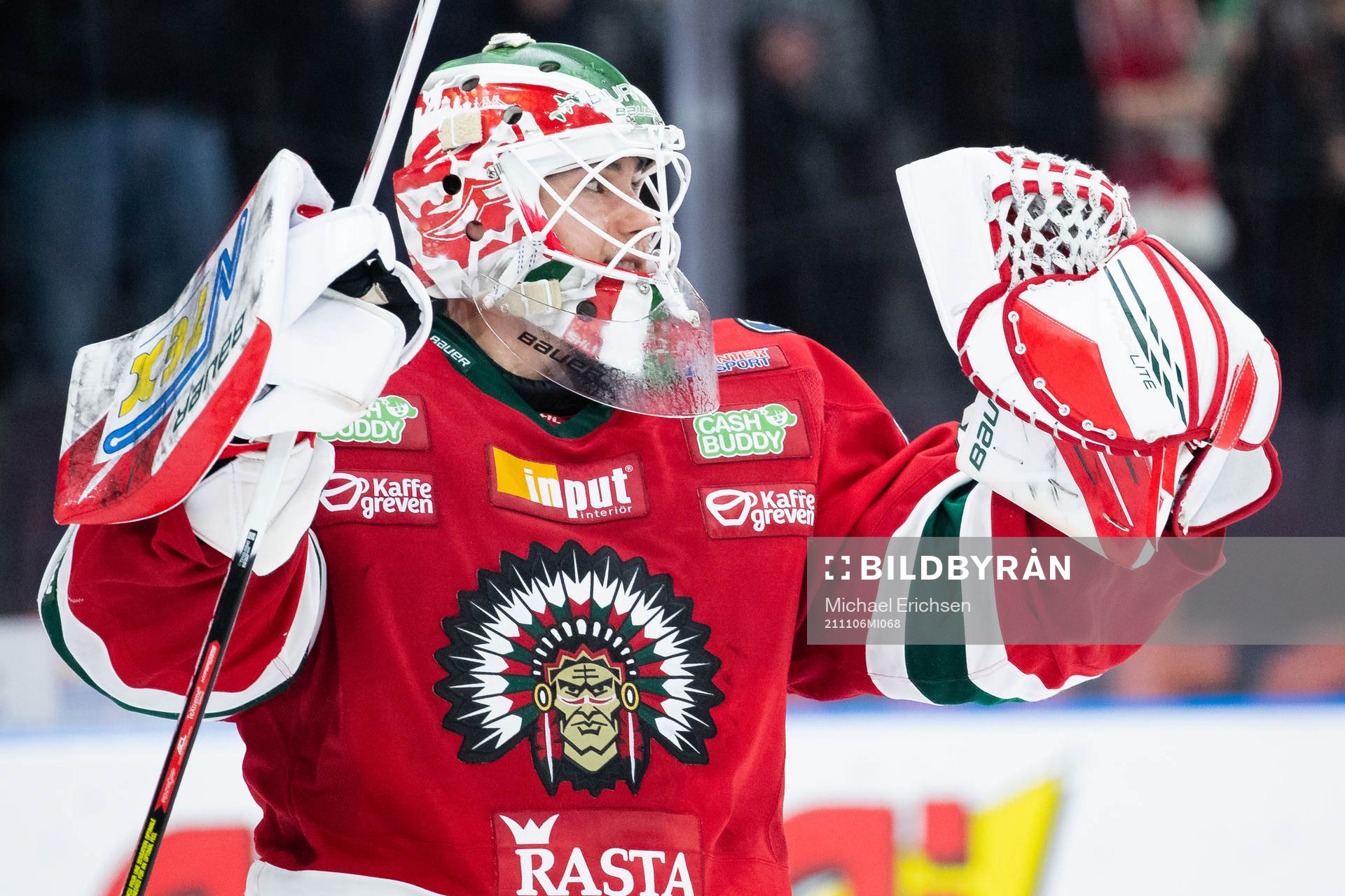 Frölundas målvakt Matthew Tomkins jublar