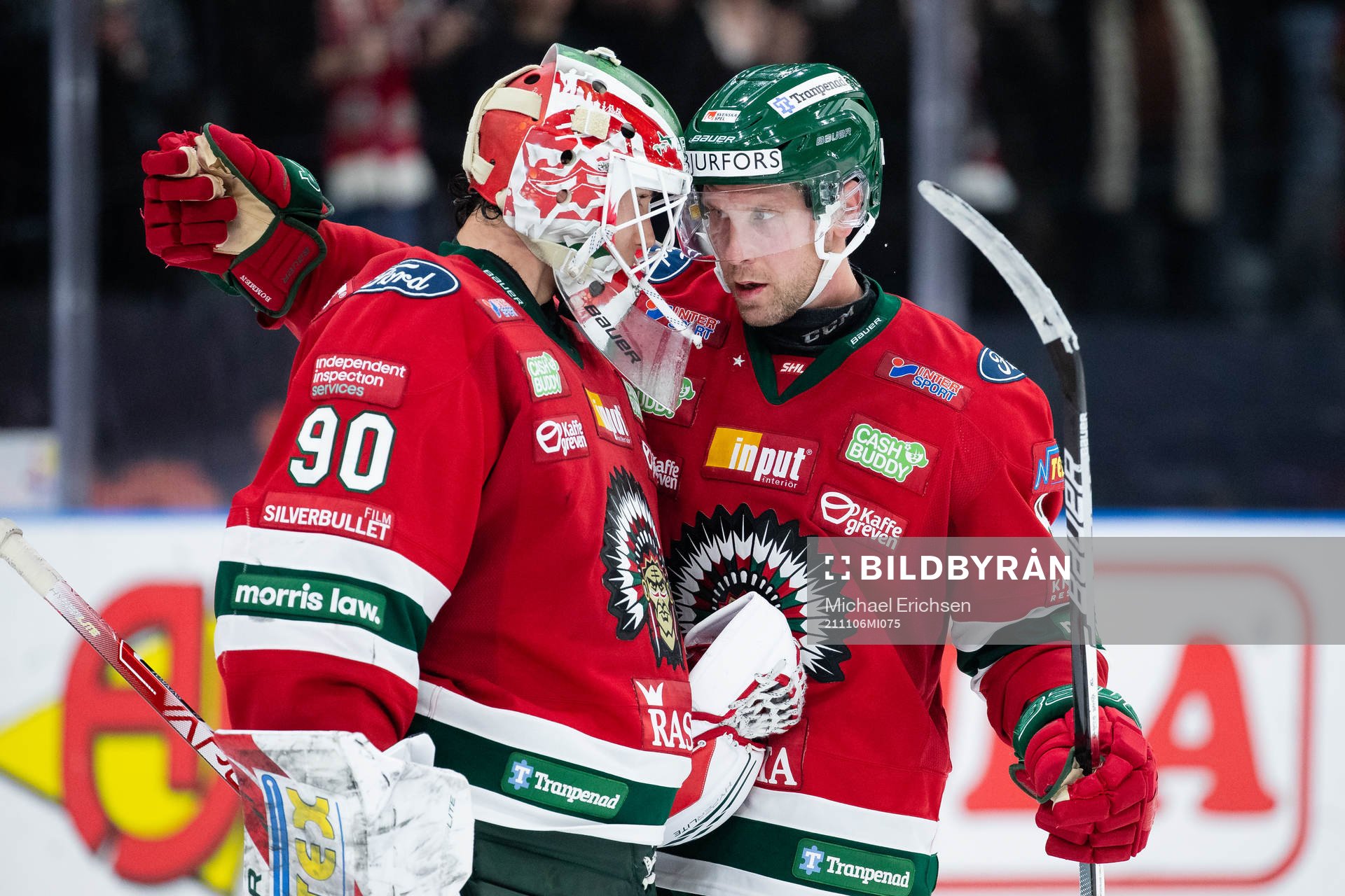 Frölundas målvakt Matthew Tomkins jublar ihop med Viktor