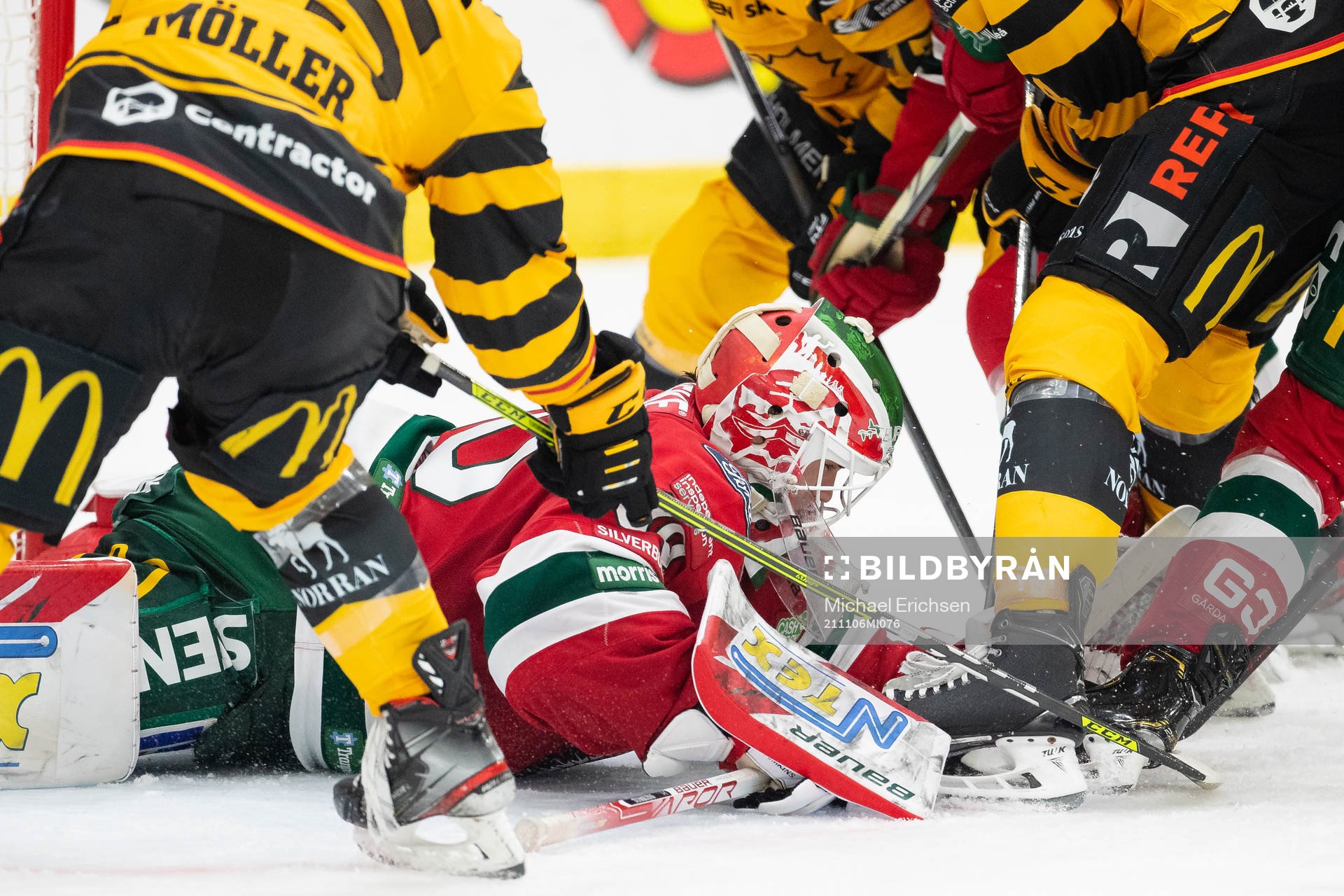 Frölundas målvakt Matthew Tomkins blockerar pucken ansatt