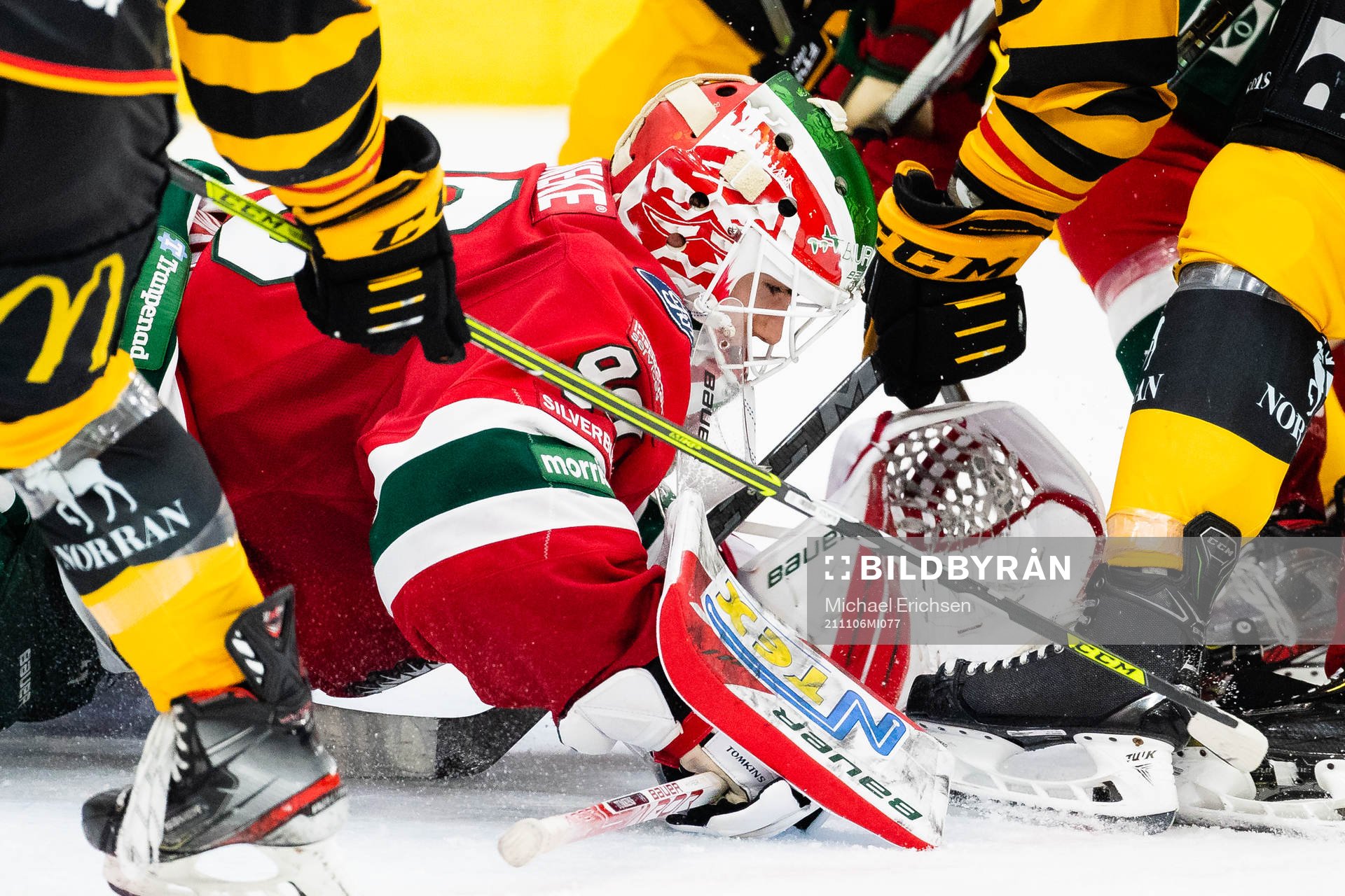 Frölundas målvakt Matthew Tomkins blockerar pucken ansatt