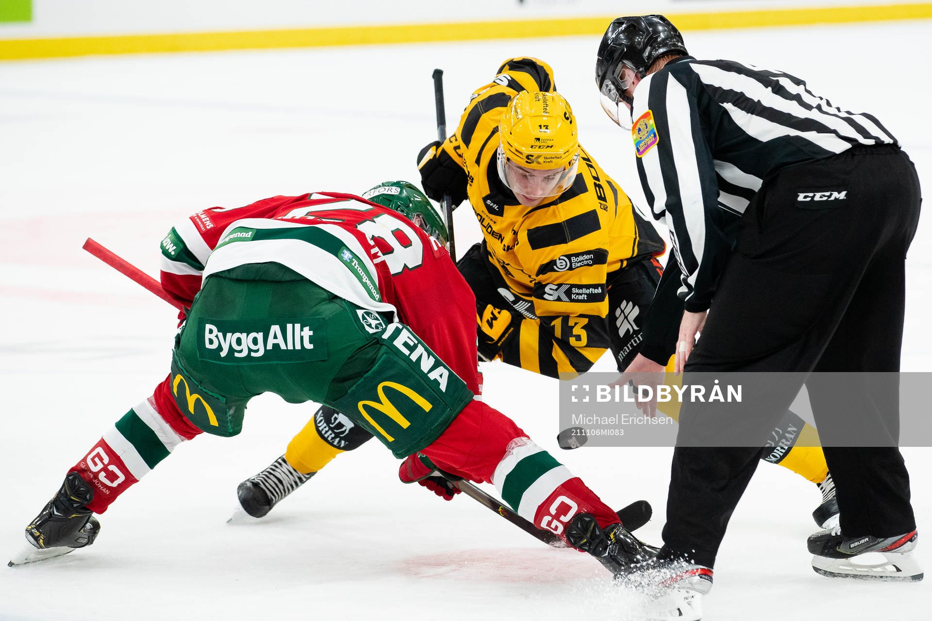Frölundas Johan Sundström tekar mot Skellefteås Stefan