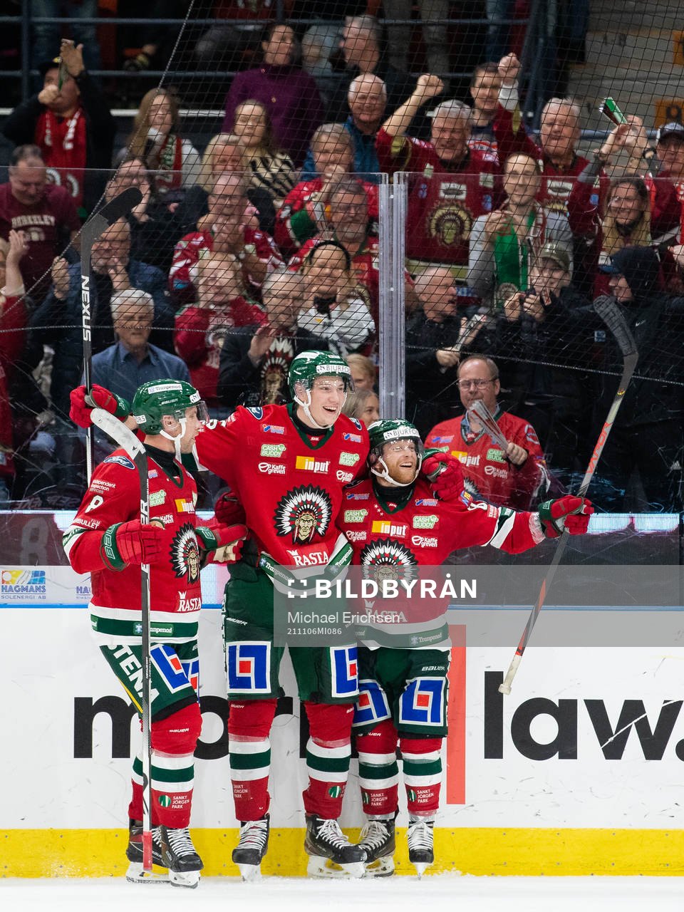 Frölundas Elmer Söderblom jublar med lagkamraterna Viktor