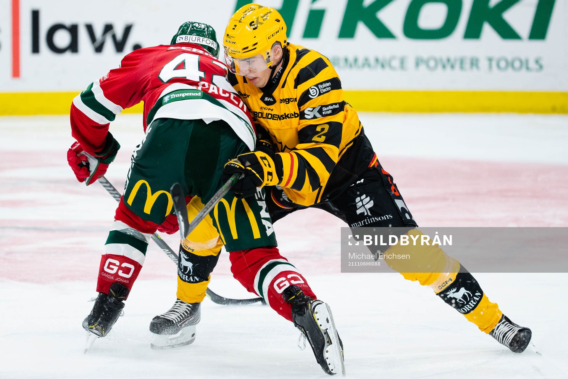 Frölundas Michael Spacek stoppas av Skellefteås Adam