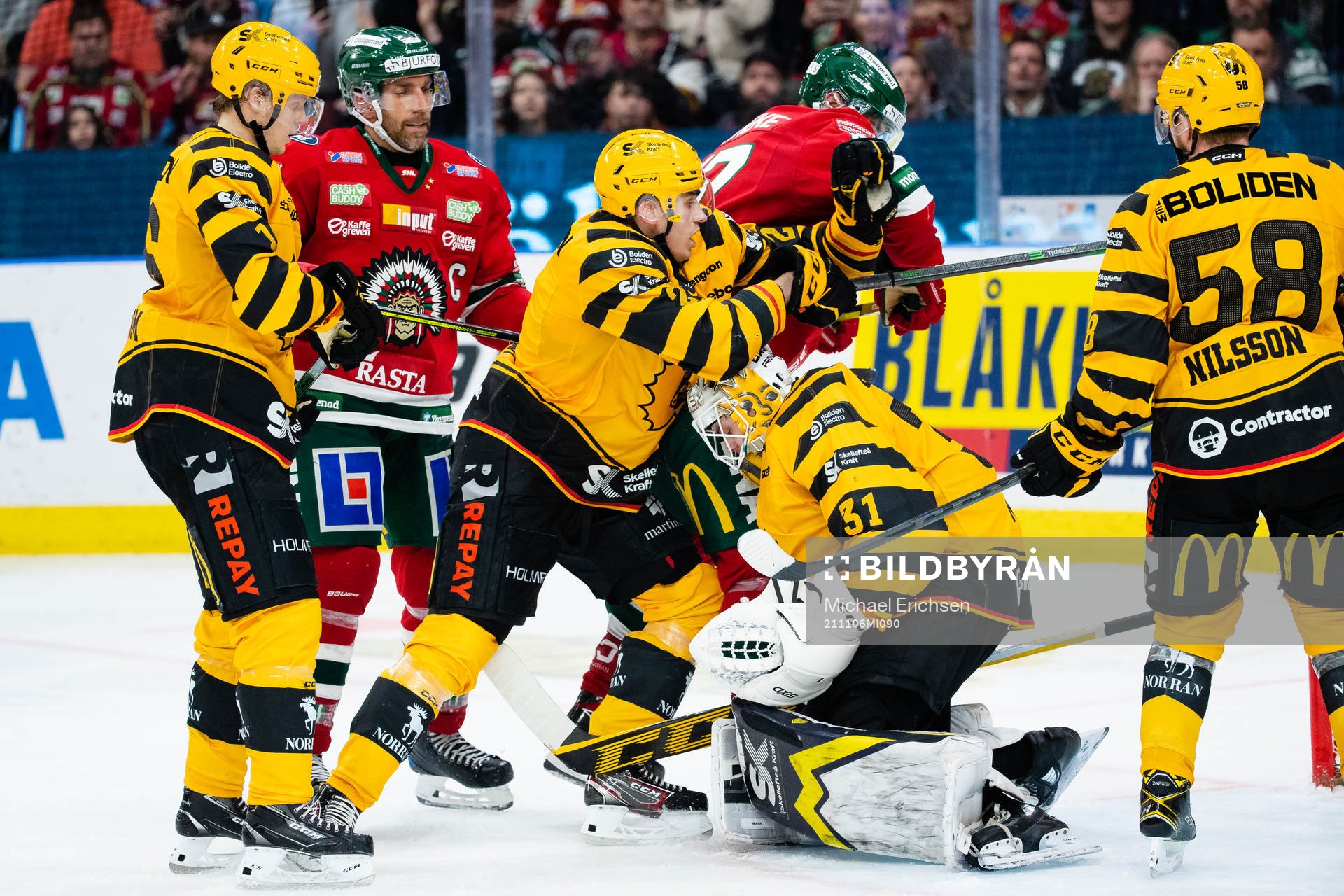 Skellefteås målvakt Strauss Mann blockerar pucken