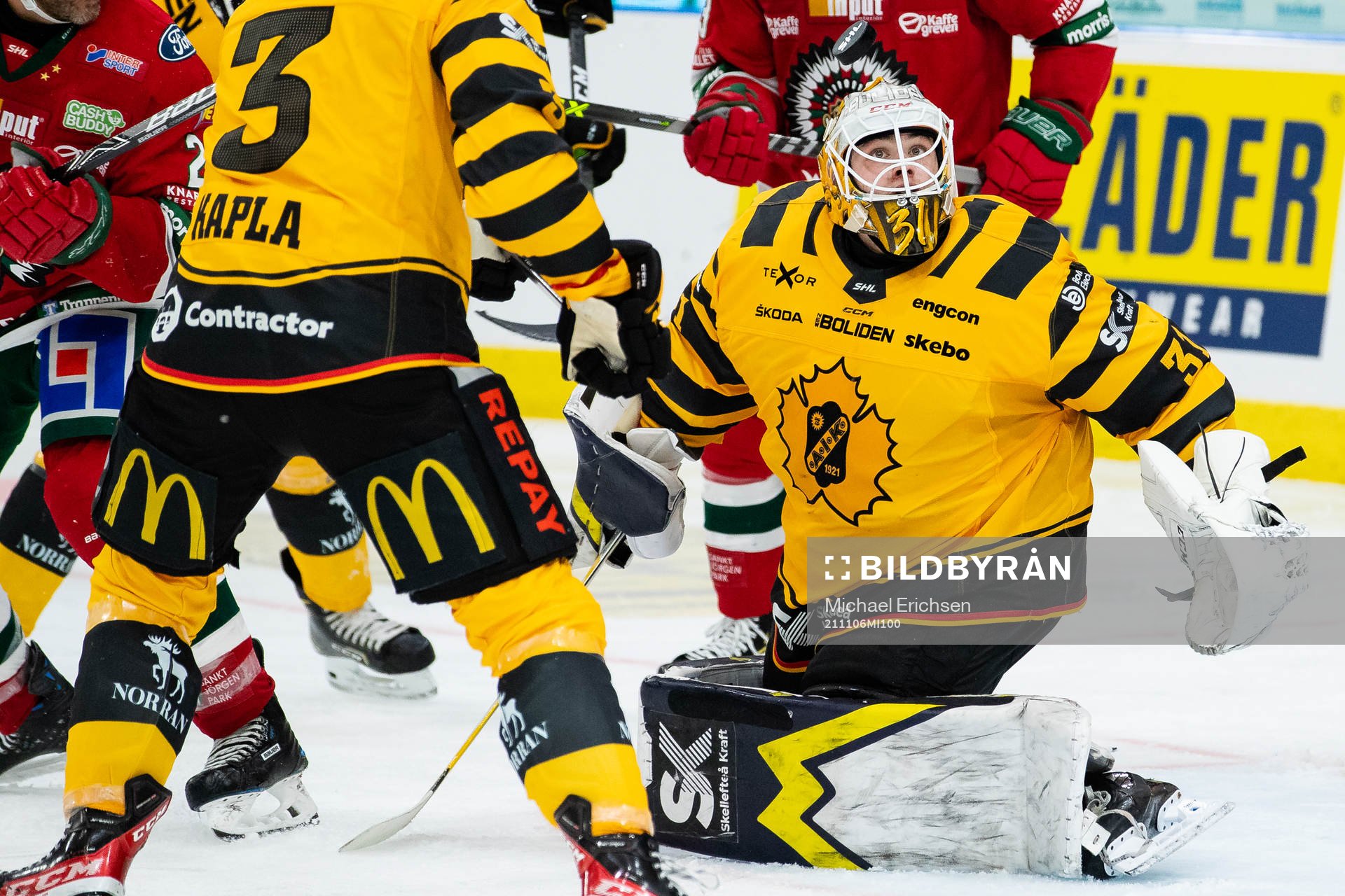 Skellefteås målvakt Strauss Mann fokuserar på pucken i
